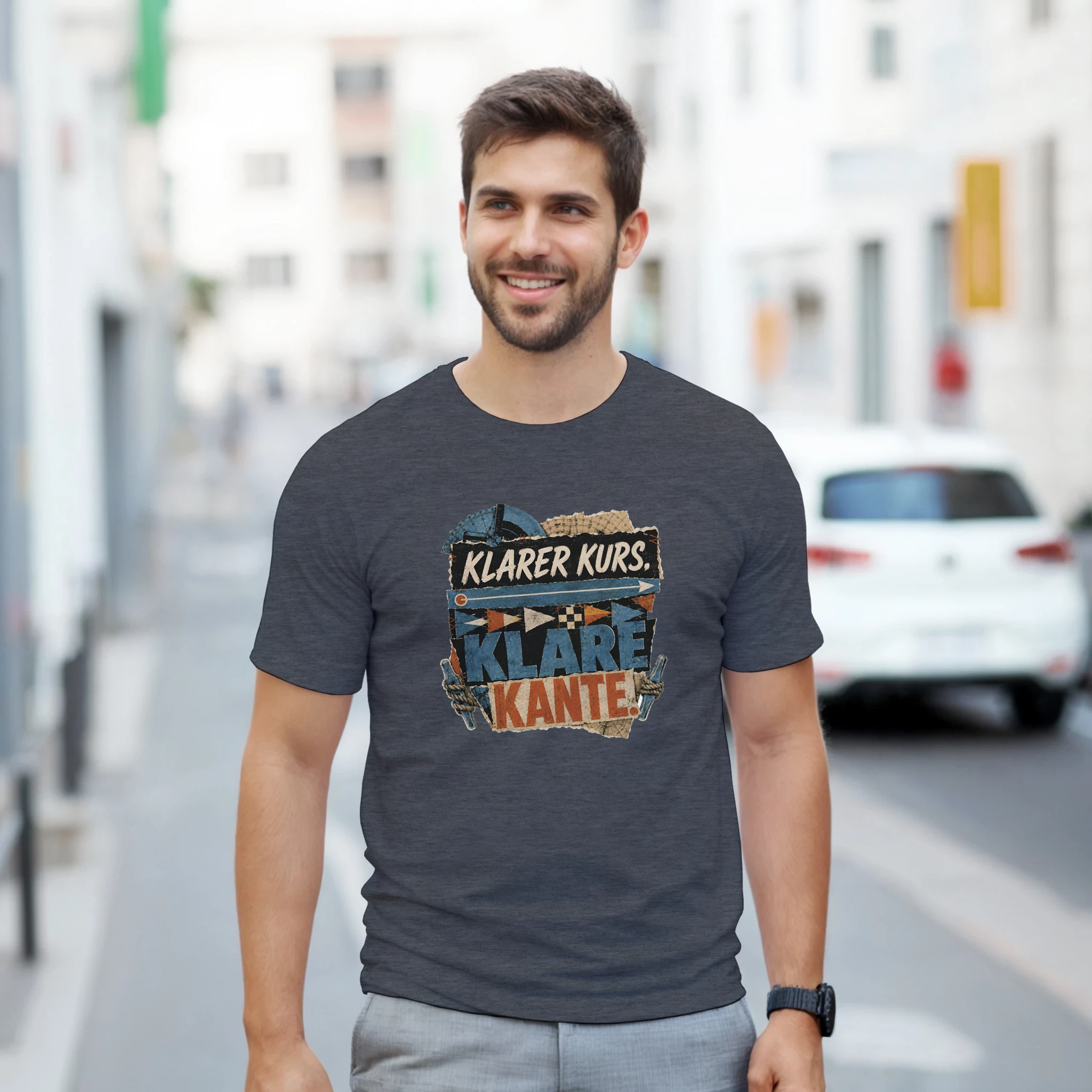 T-Shirt in Sand mit Motiv „Klarer Kurs. Klare Kante.“