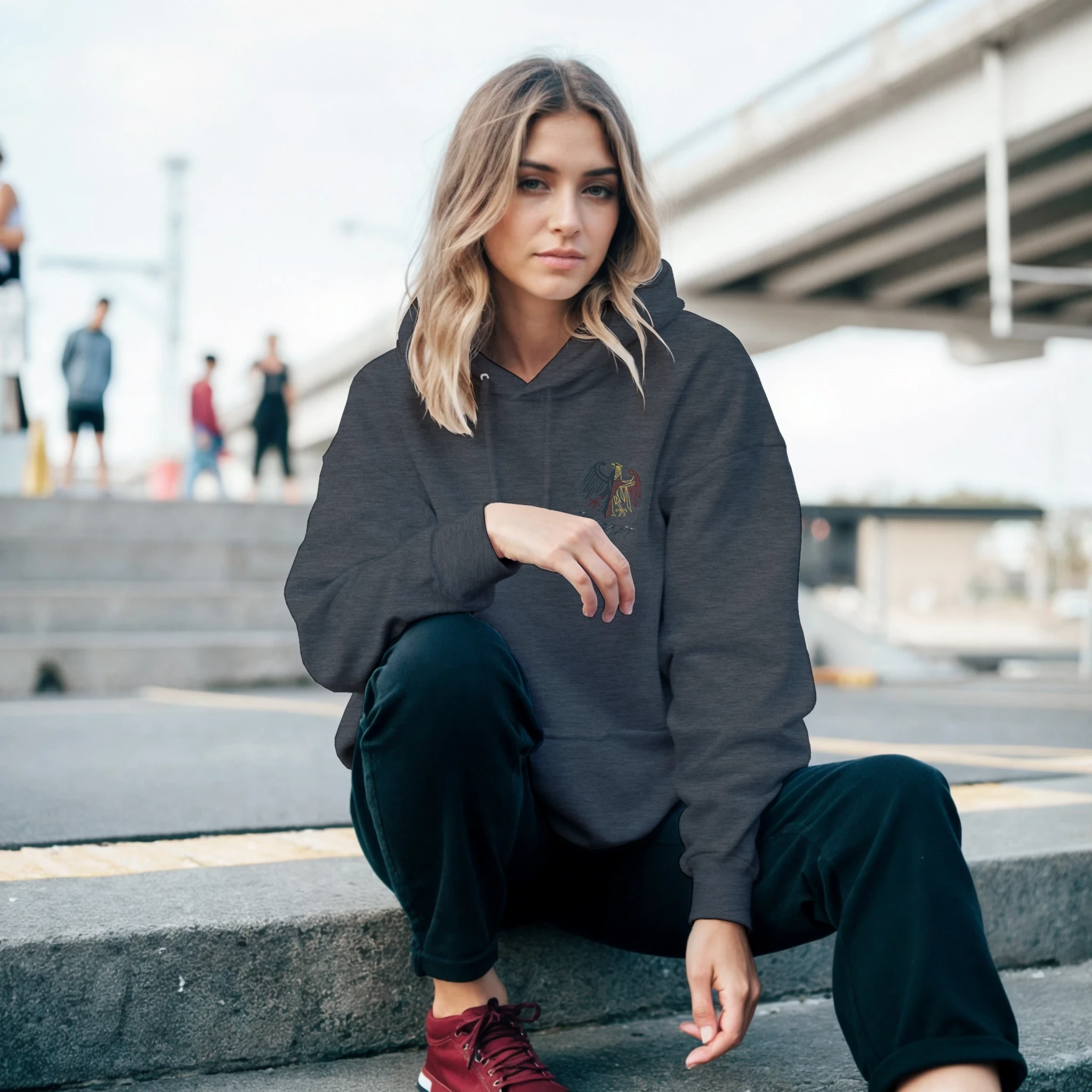 Hoodie in Aschgrau mit Motiv „Flagge und Sunset“