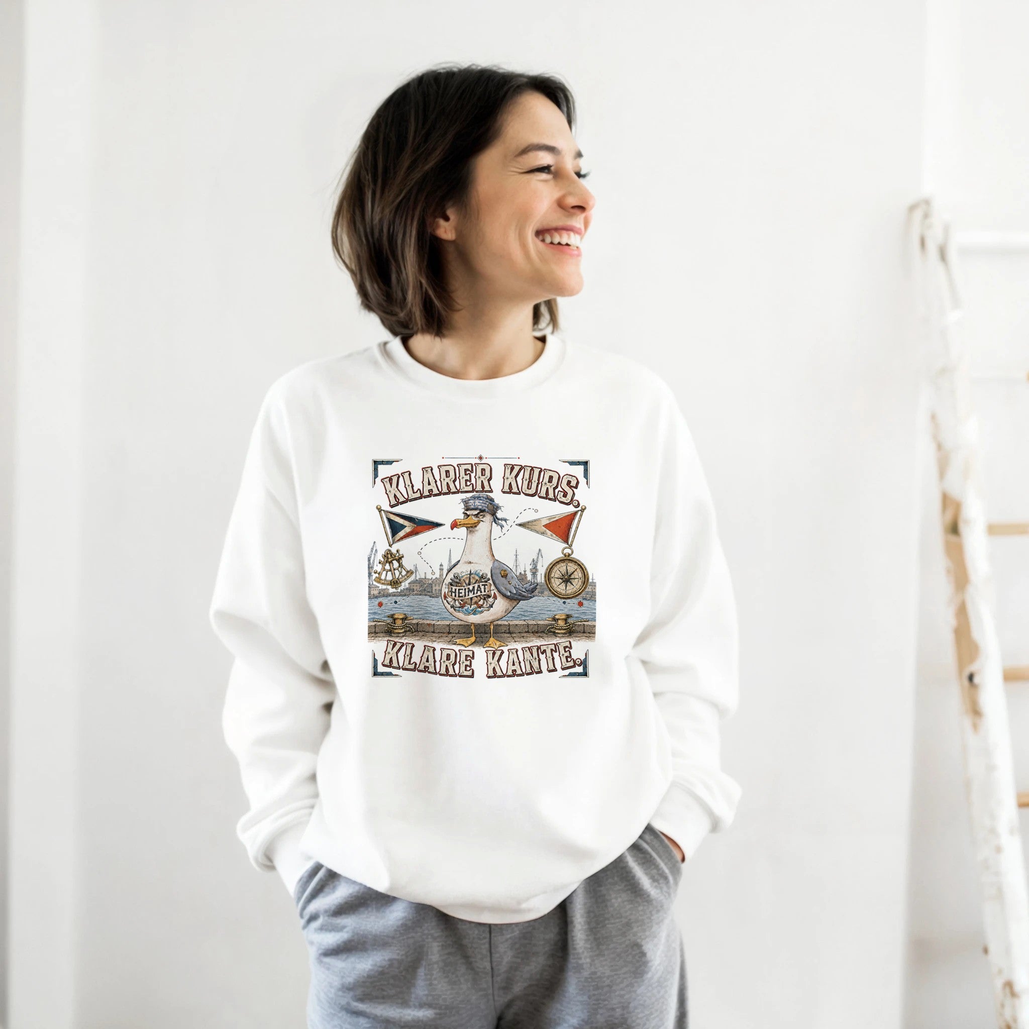 Pullover in Sand mit Motiv „Klarer Kurs. Klare Kante. Möwe“