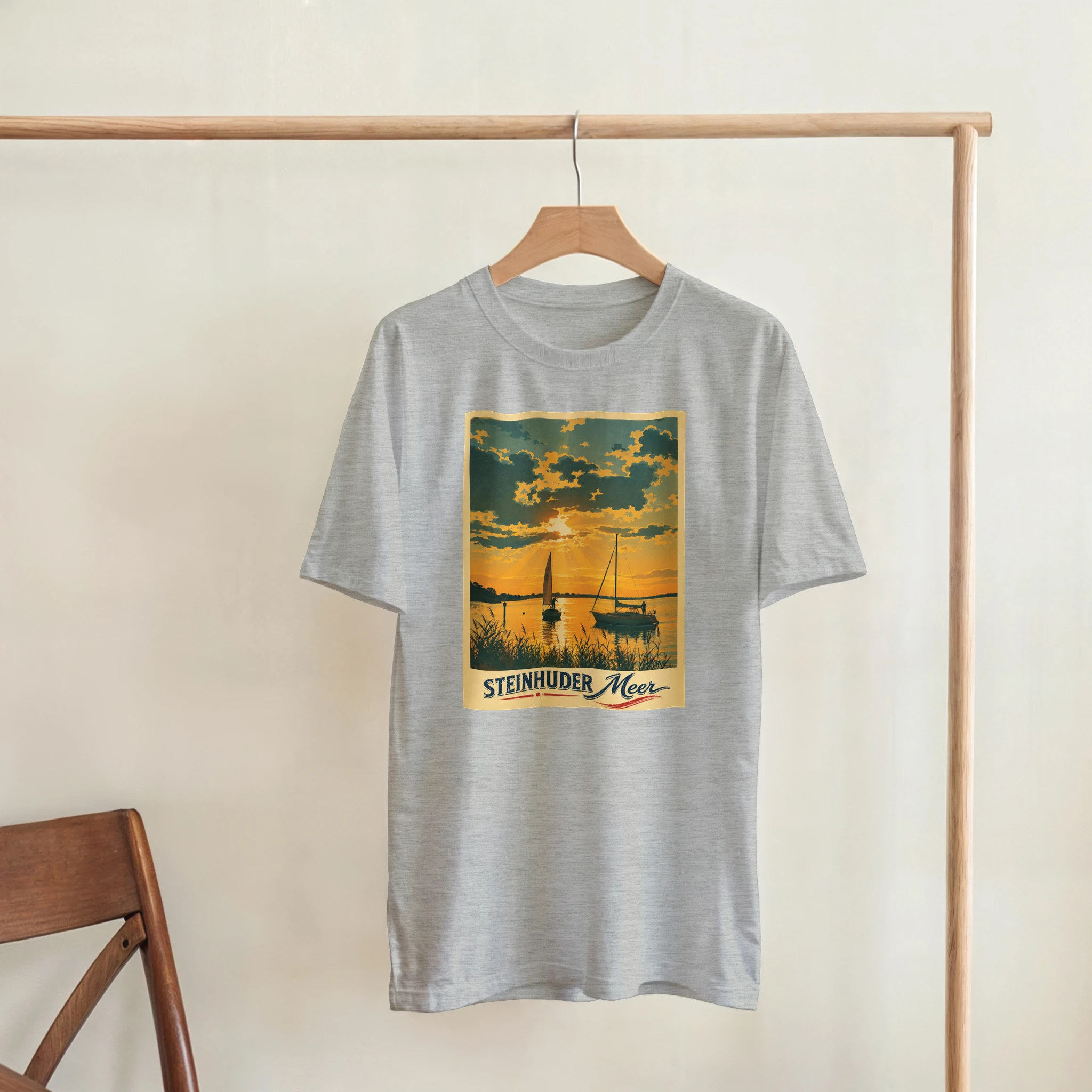 T-Shirt in Natur mit Motiv „Segler am Steinhuder Meer beim Sunset“