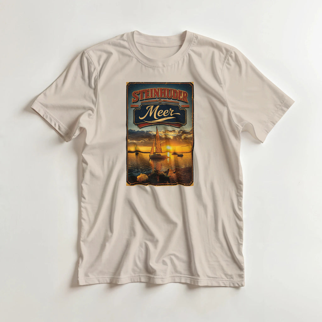 T-Shirt in Sand mit Motiv „White Night am Wilhelmstein mit Sonnenuntergang“