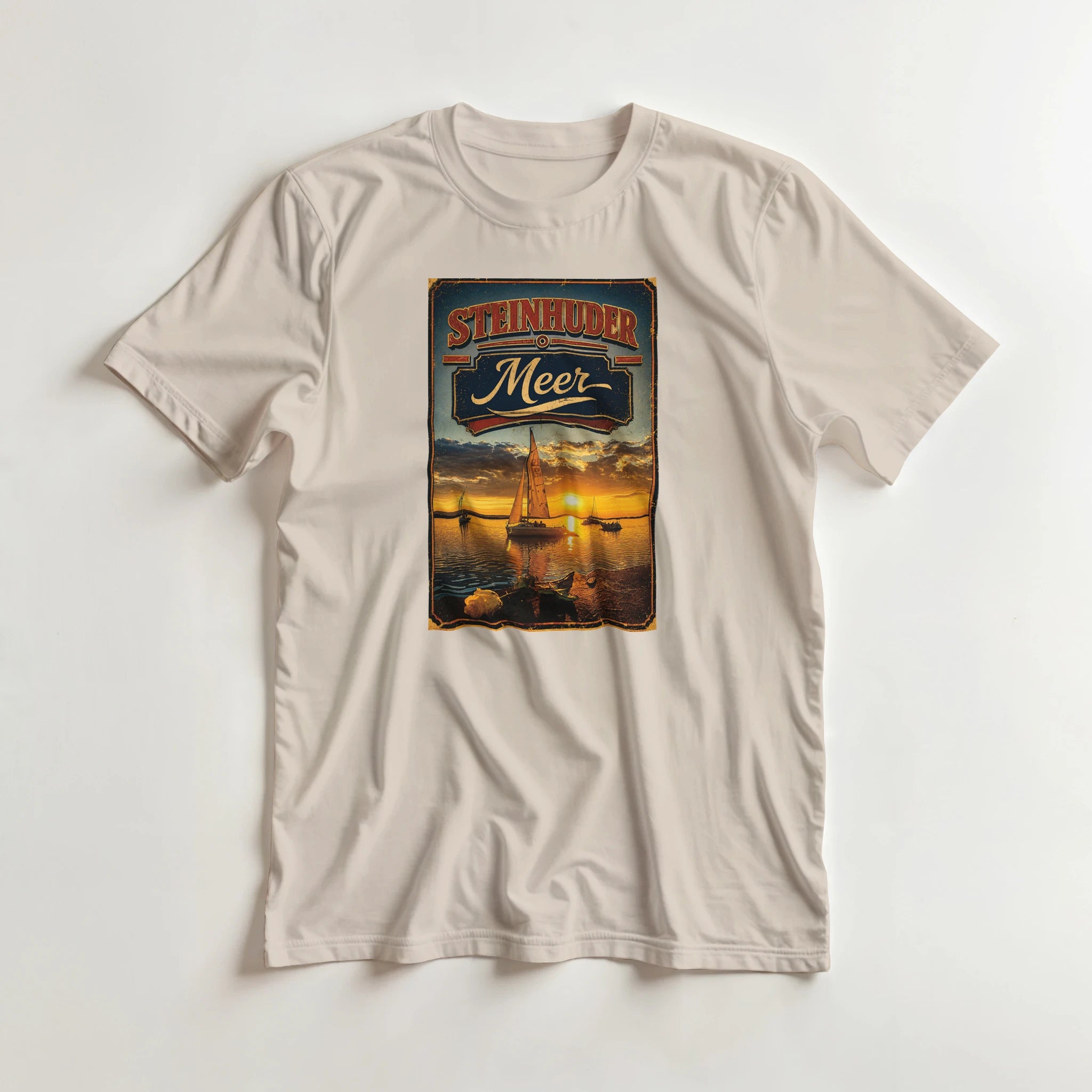 T-Shirt in Sand mit Motiv „White Night am Wilhelmstein mit Sonnenuntergang“
