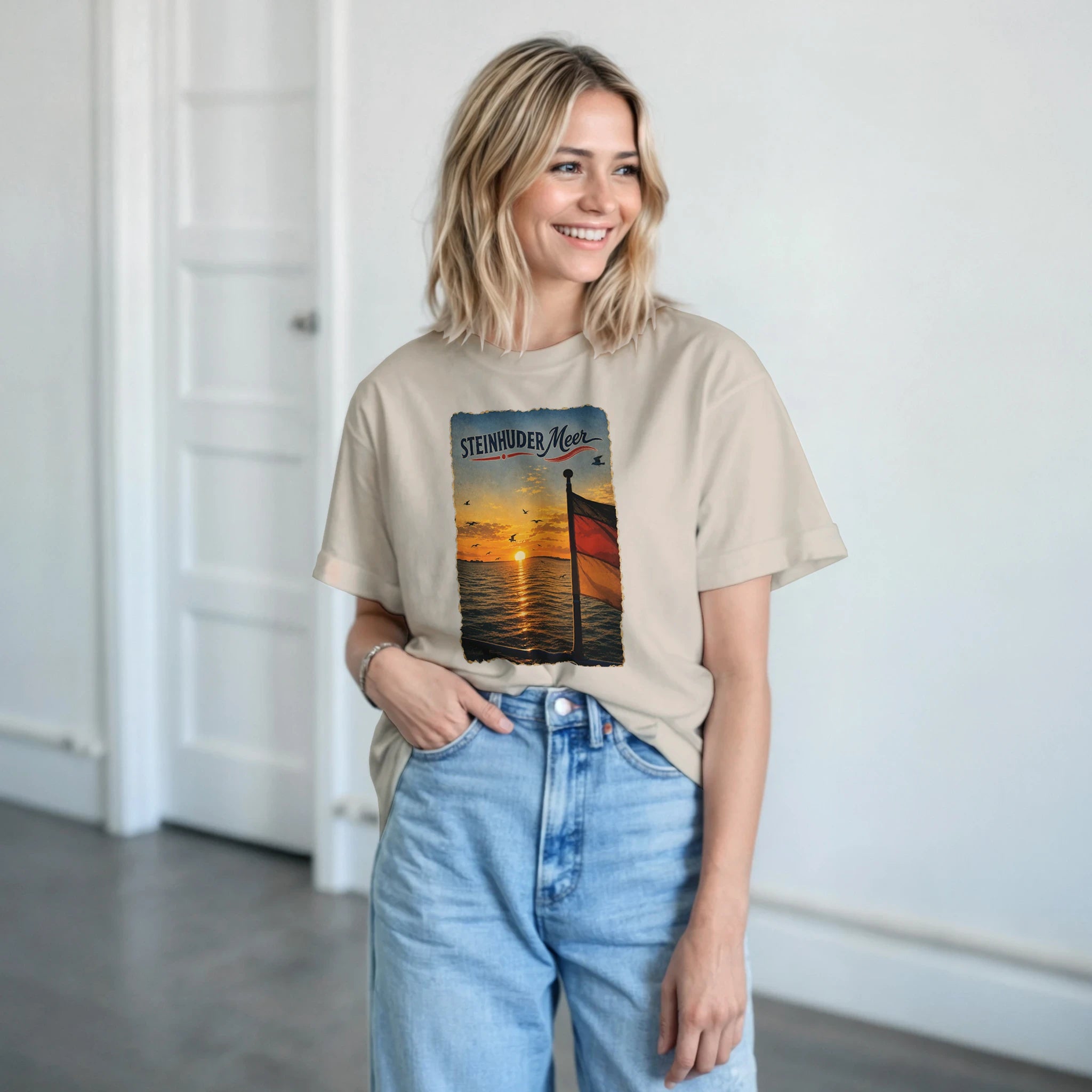 T-Shirt in Sand mit Motiv „Flagge und Sunset“