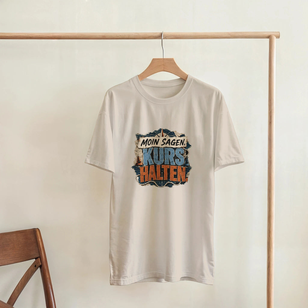 T-Shirt in Natur mit Motiv „Moin sagen. Kurs halten.“