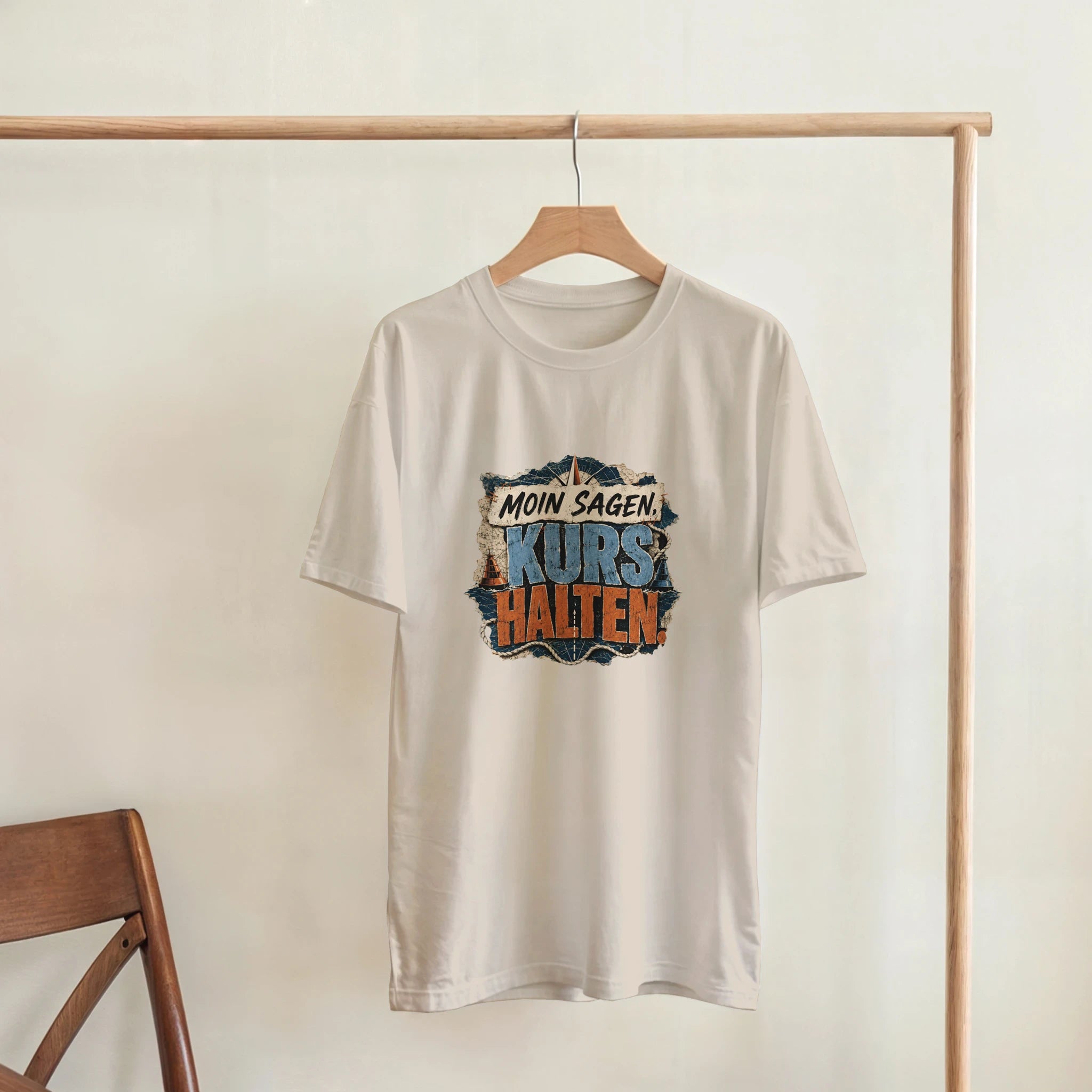 T-Shirt in Natur mit Motiv „Moin sagen. Kurs halten.“