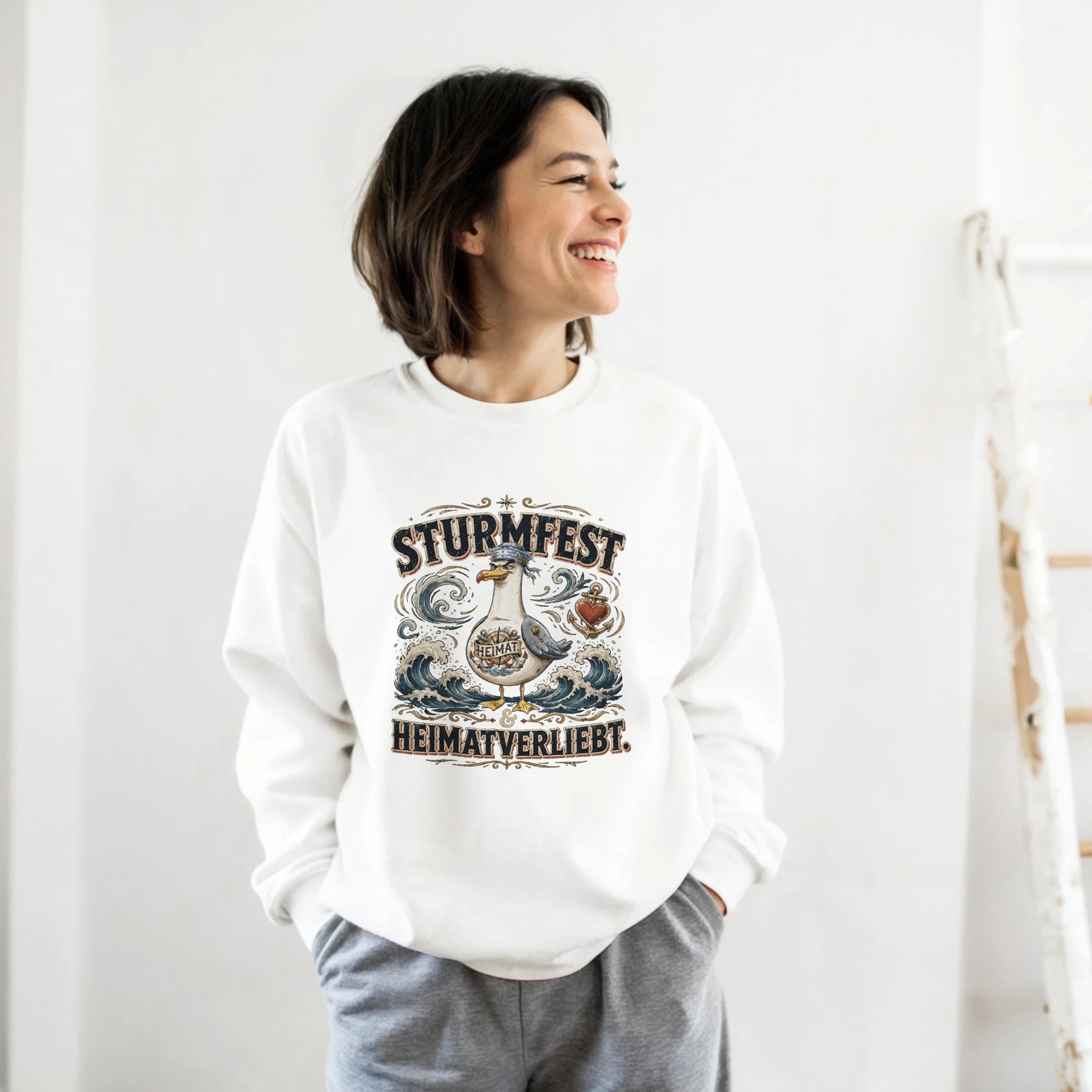 Pullover in Hellrosa mit Motiv „Sturmfest & Heimatverliebt Möwe“