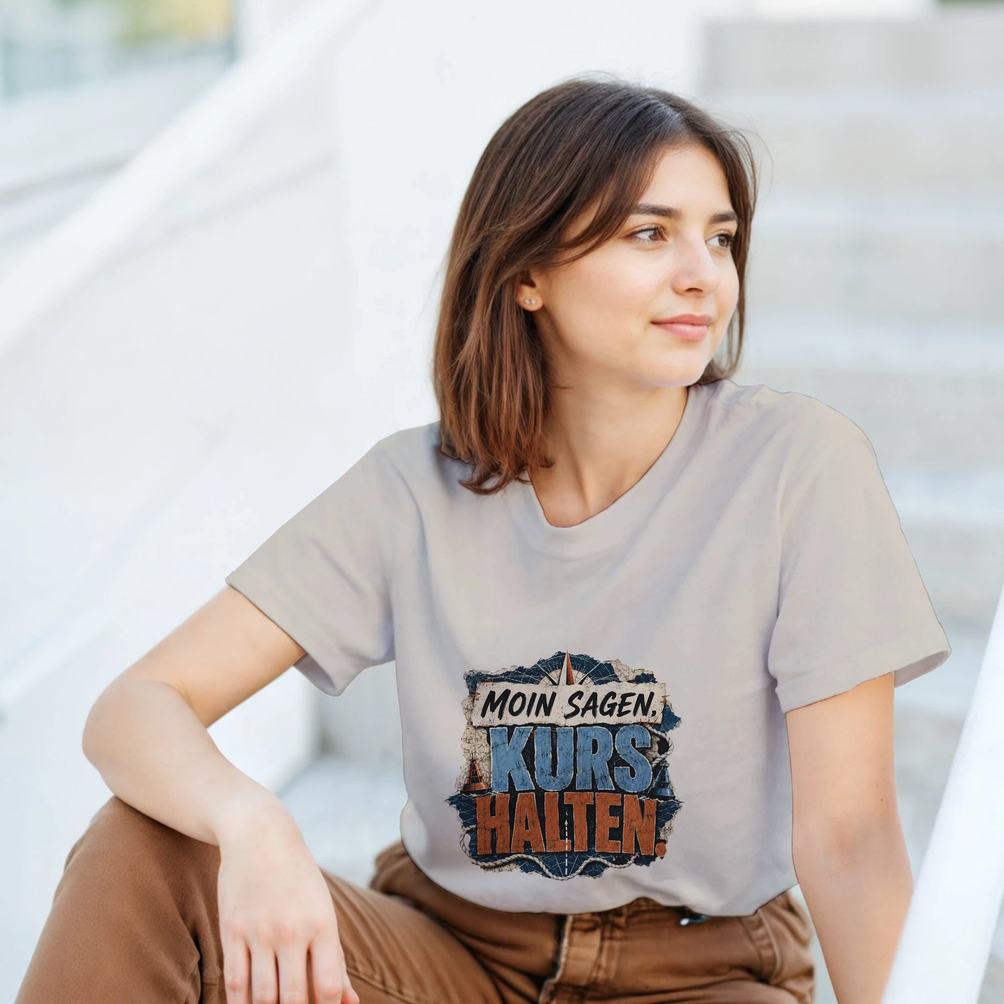 T-Shirt in Sand mit Motiv „Moin sagen. Kurs halten.“