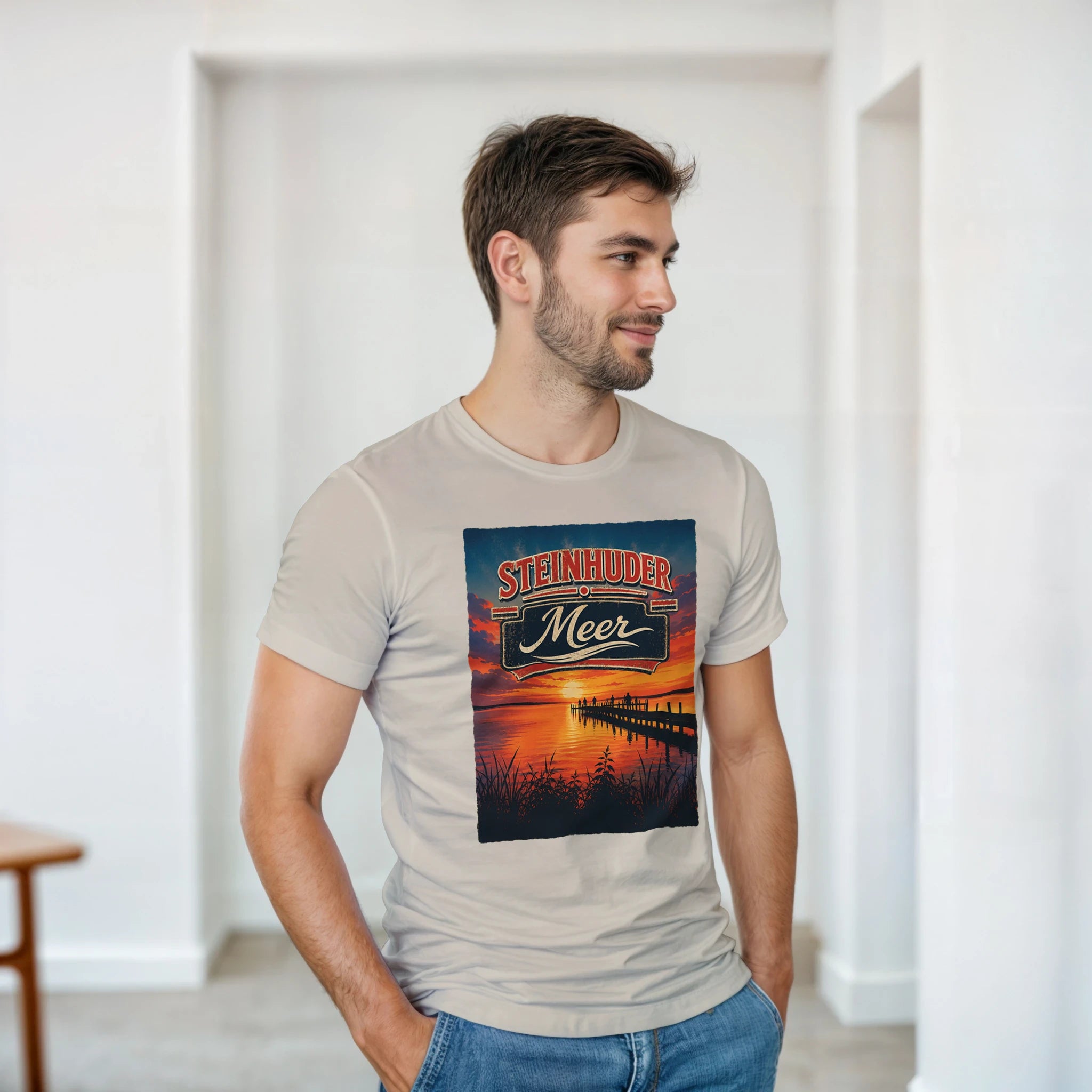 T-Shirt in Natur mit Motiv „Sunset Ratskeller Steg am Steinhuder Meer“