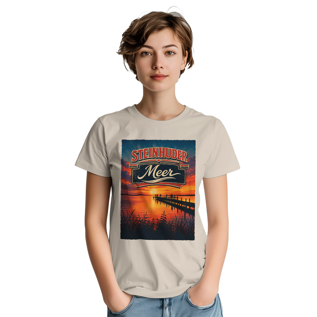 T-Shirt in Sand mit Motiv „Sunset Ratskeller Steg am Steinhuder Meer“