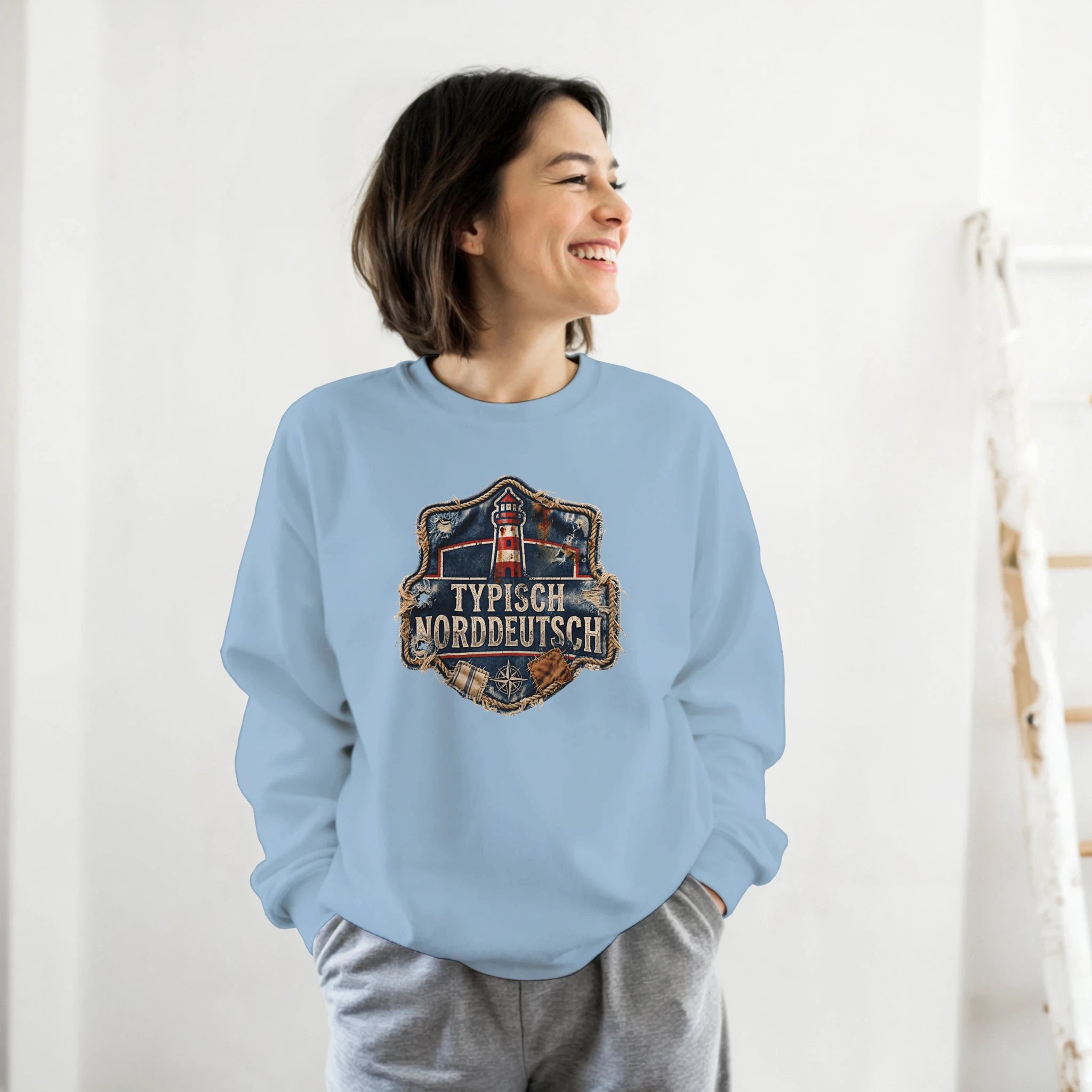 Pullover in Hellrosa mit Motiv „Typisch Norddeutsch“