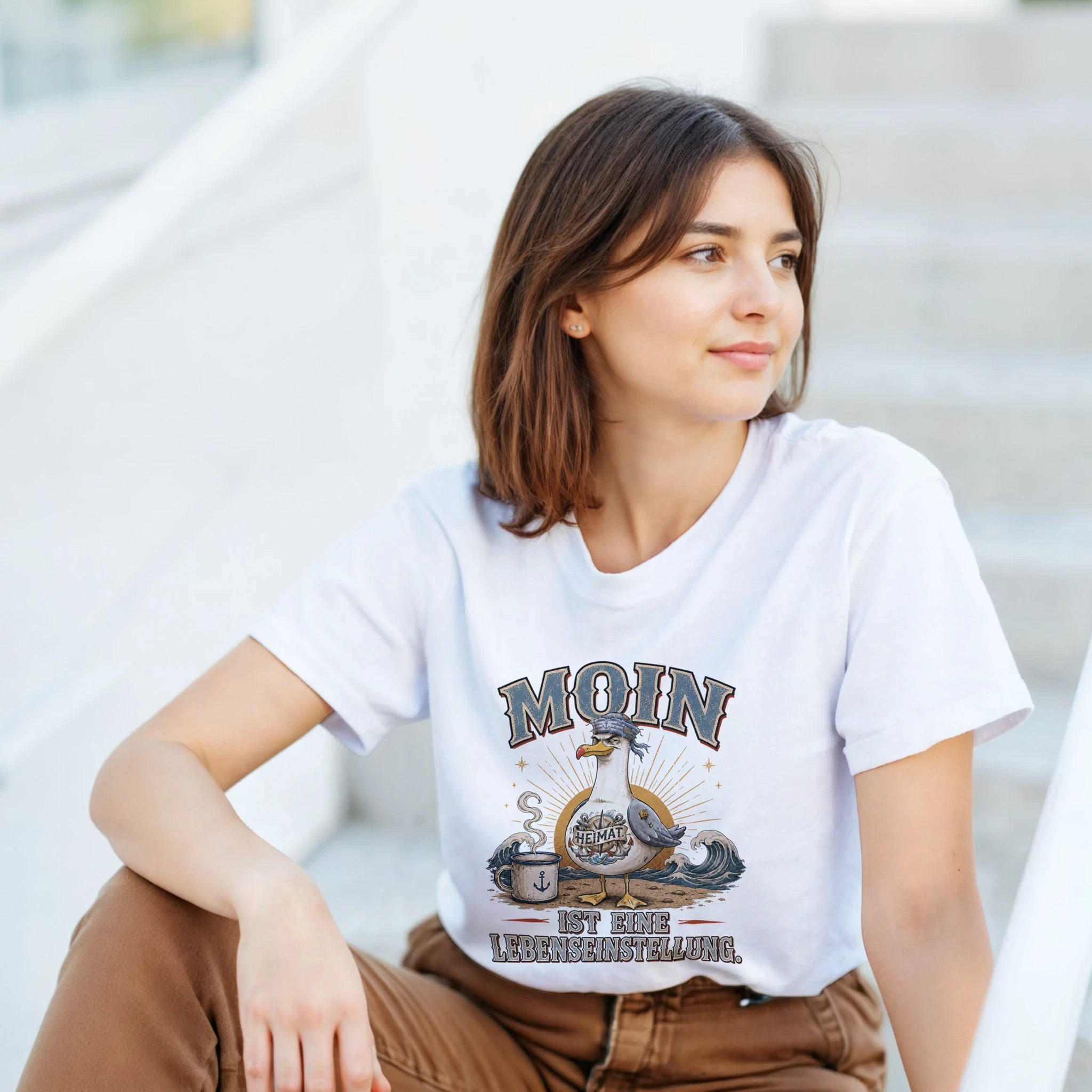 T-Shirt in Natur mit Motiv „Moin ist eine Lebenseinstellung“