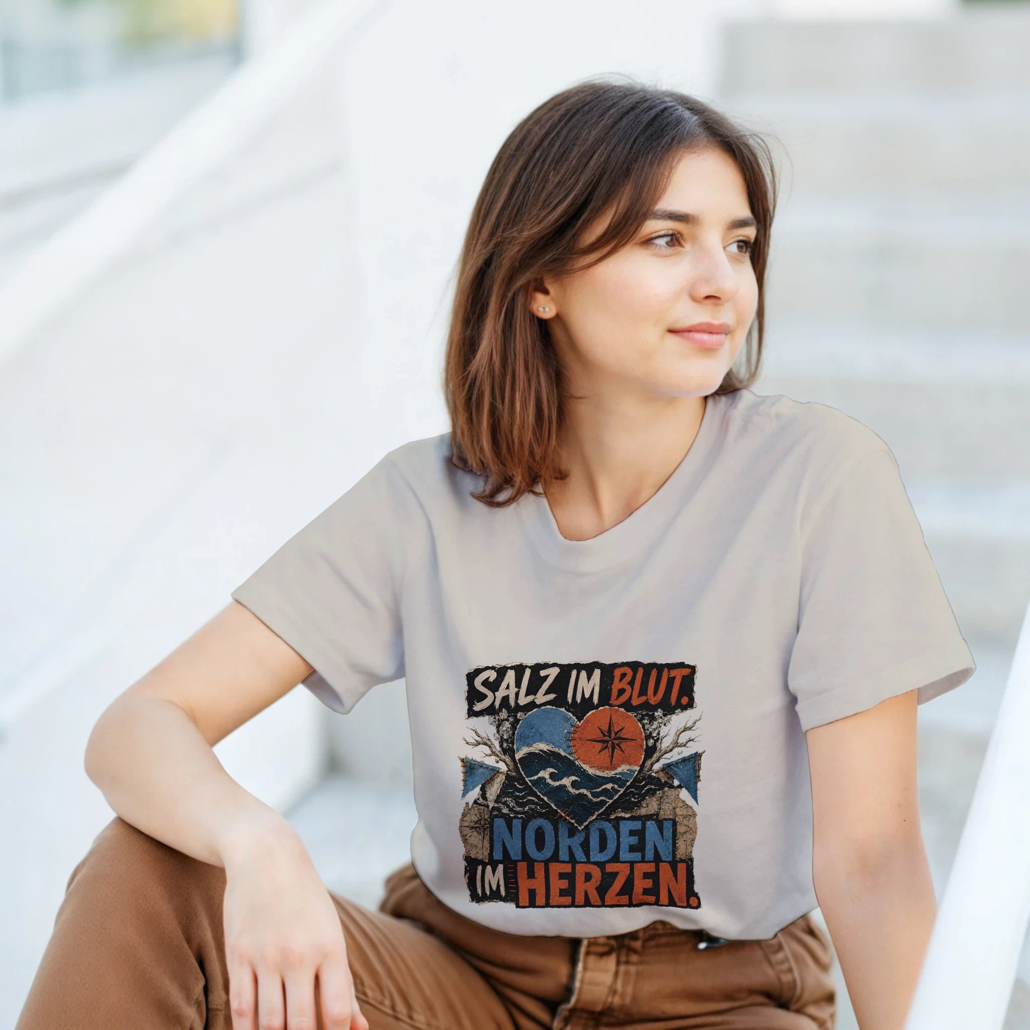 T-Shirt in Sand mit Motiv „Salz im Blut Norden im Herzen“