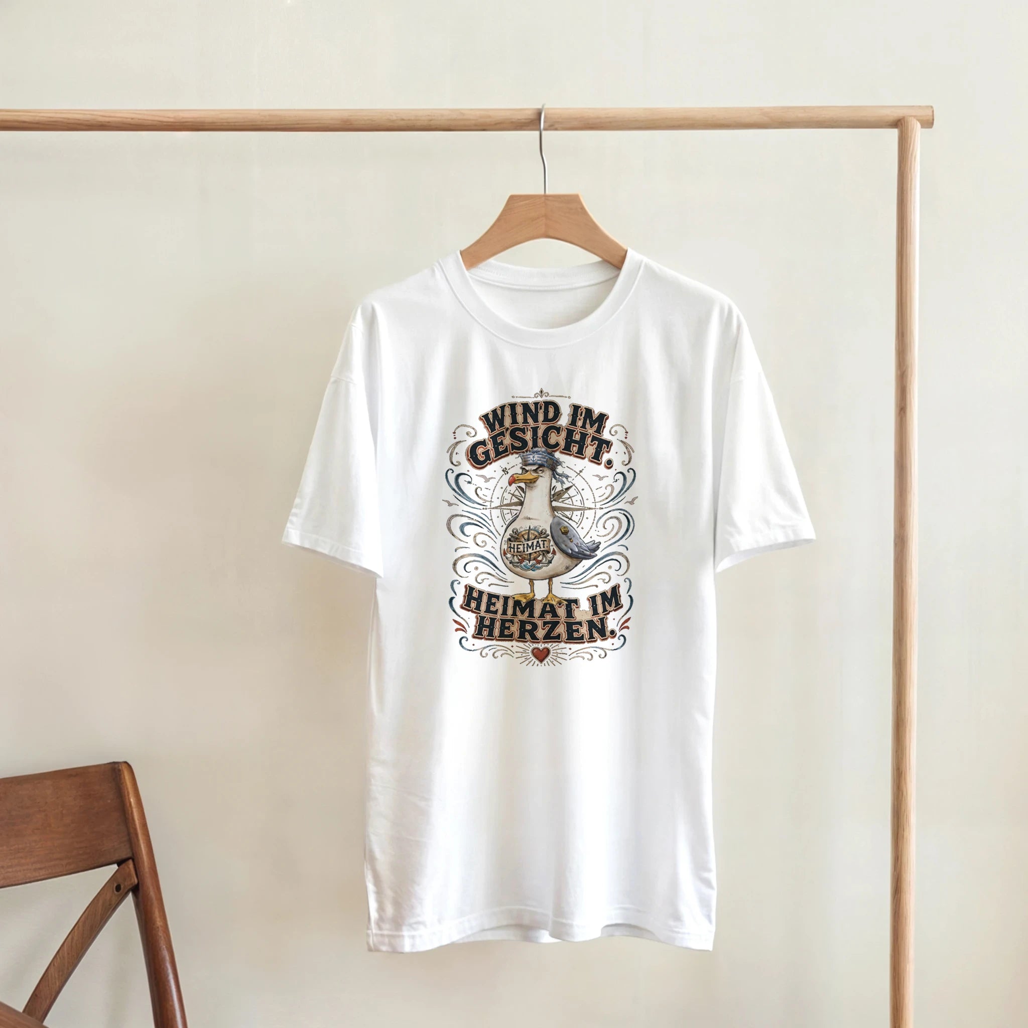 T-Shirt in Sand mit Motiv „Wind im Gesicht. Heimat im Herzen. Möwe“