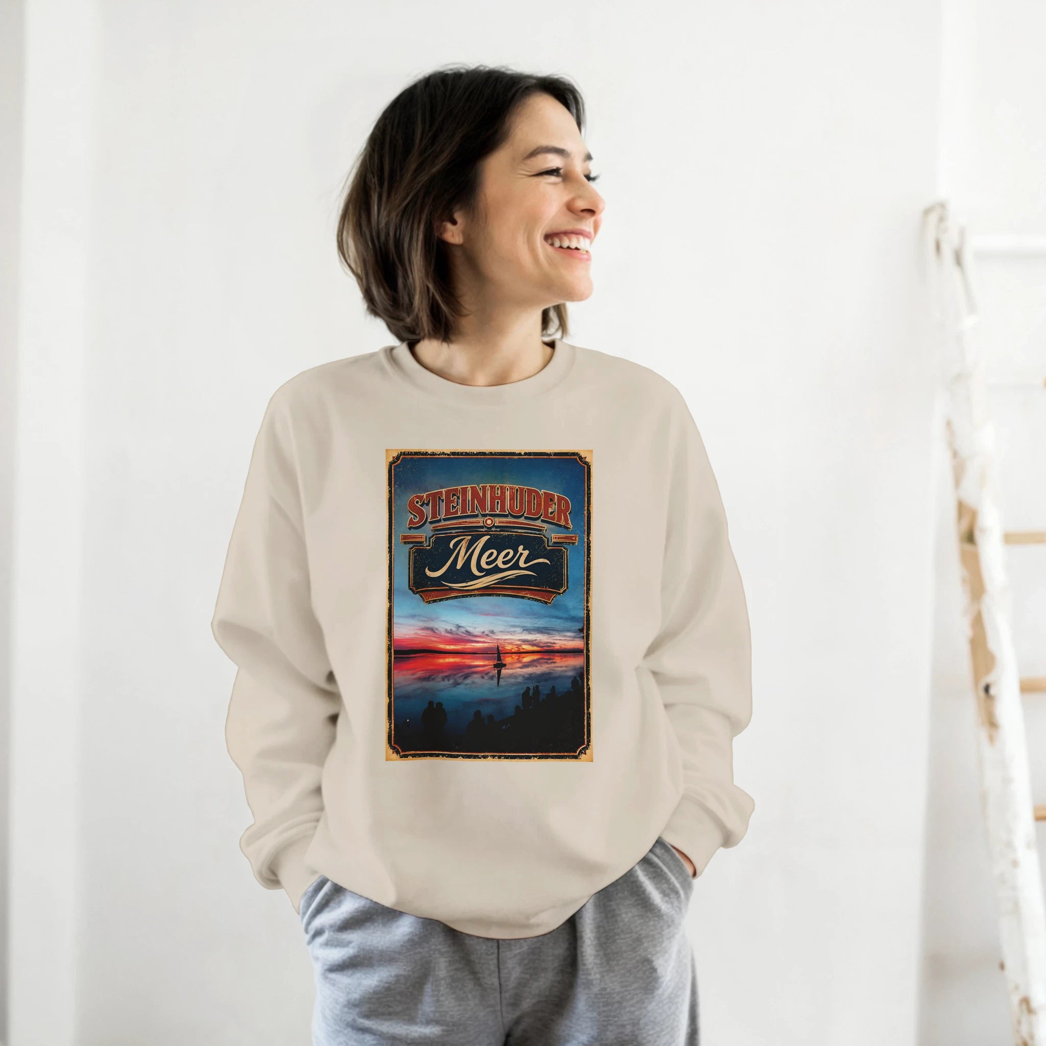 Pullover in Aschgrau mit Motiv „Sunset und Segler am Wilhelmstein – Steinhuder Meer“