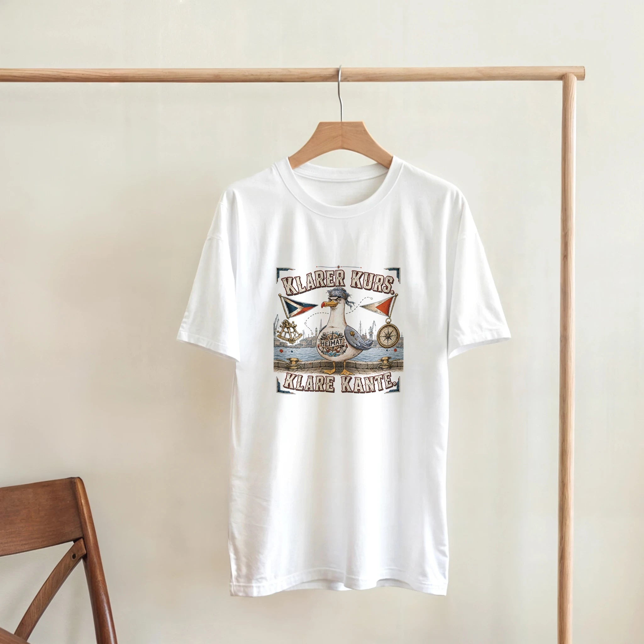 T-Shirt in Sand mit Motiv „Klarer Kurs. Klare Kante. Möwe“