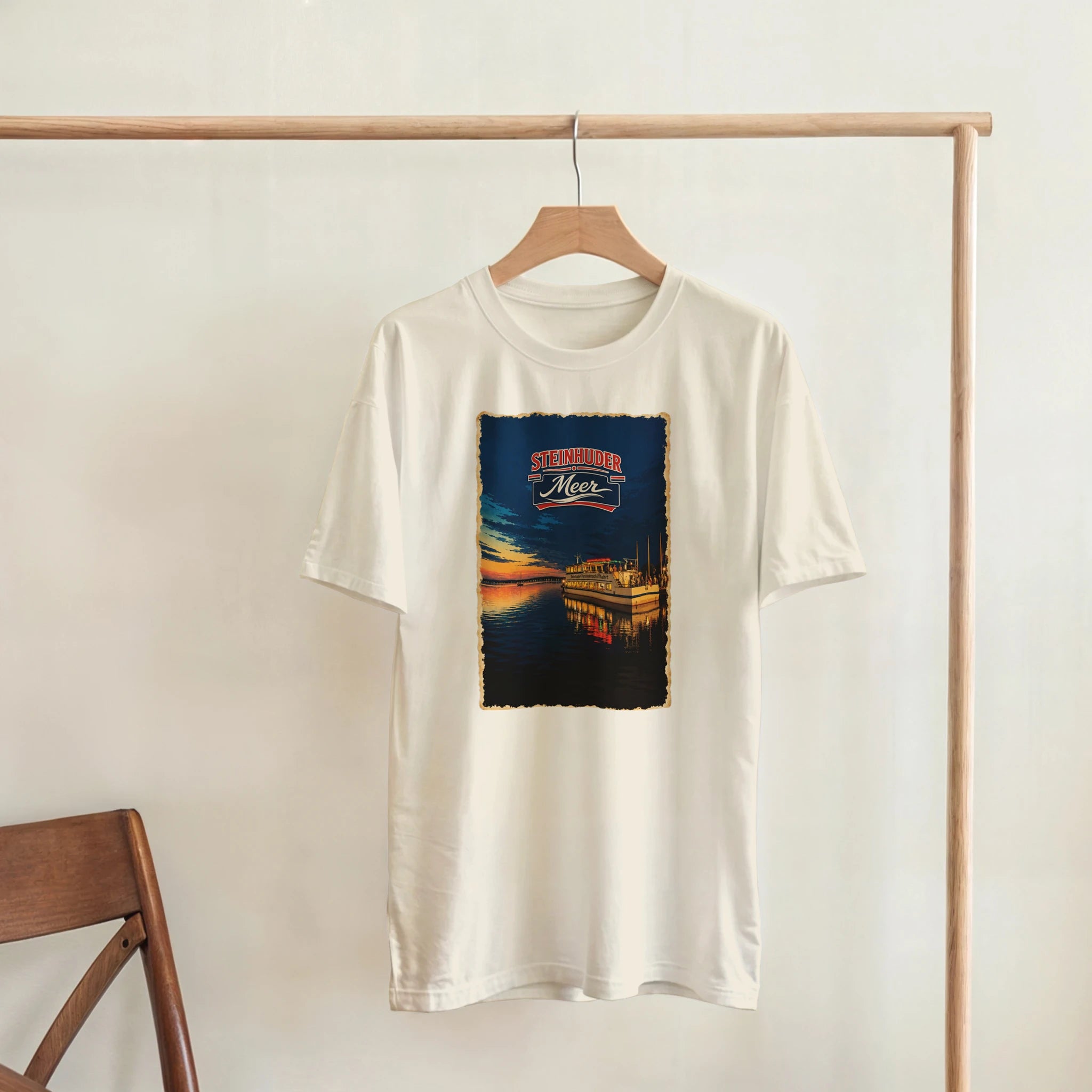 T-Shirt in Sand mit Motiv „MS Steinhude Abendstimmung“