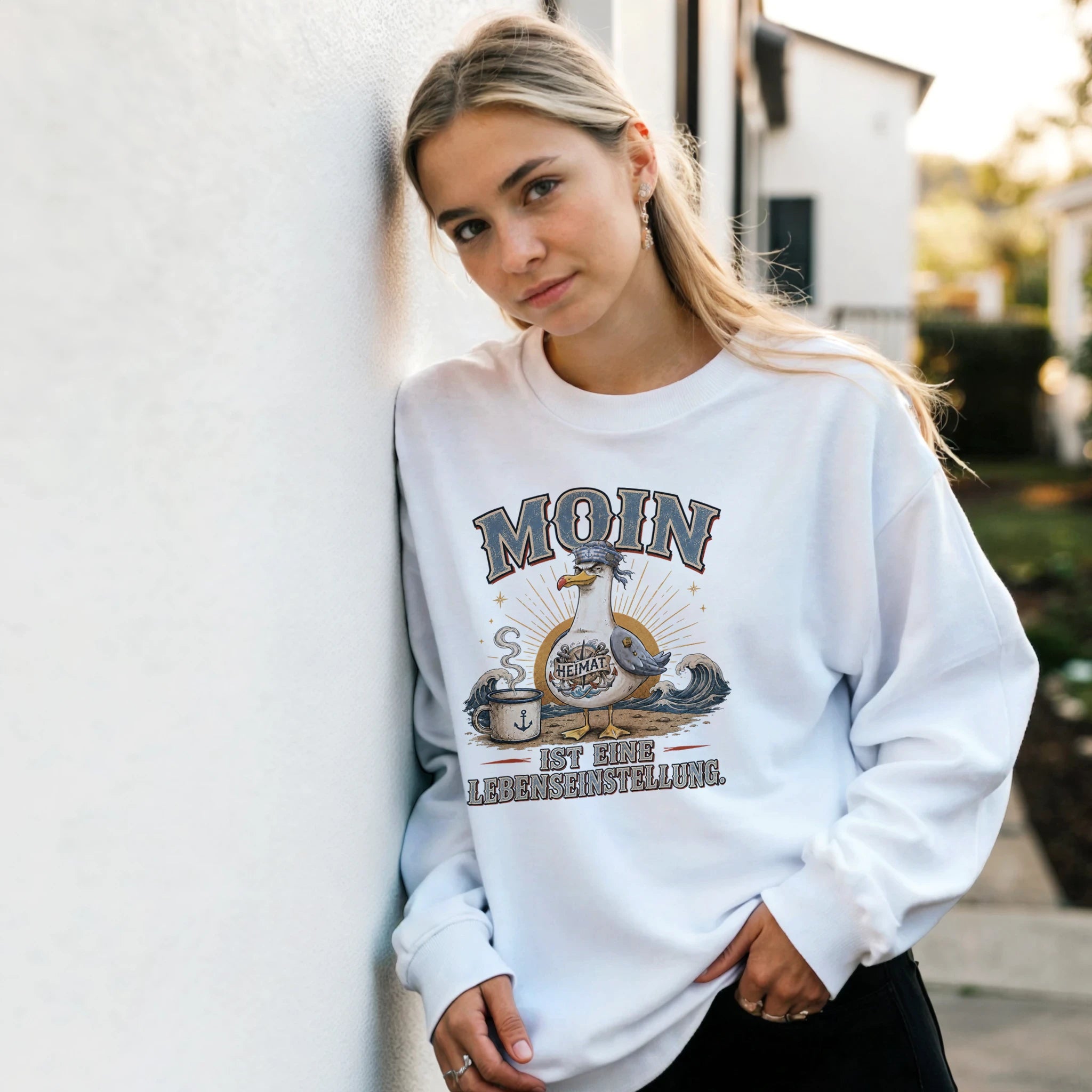 Pullover in Sand mit Motiv „Moin ist eine Lebenseinstellung Möwe“