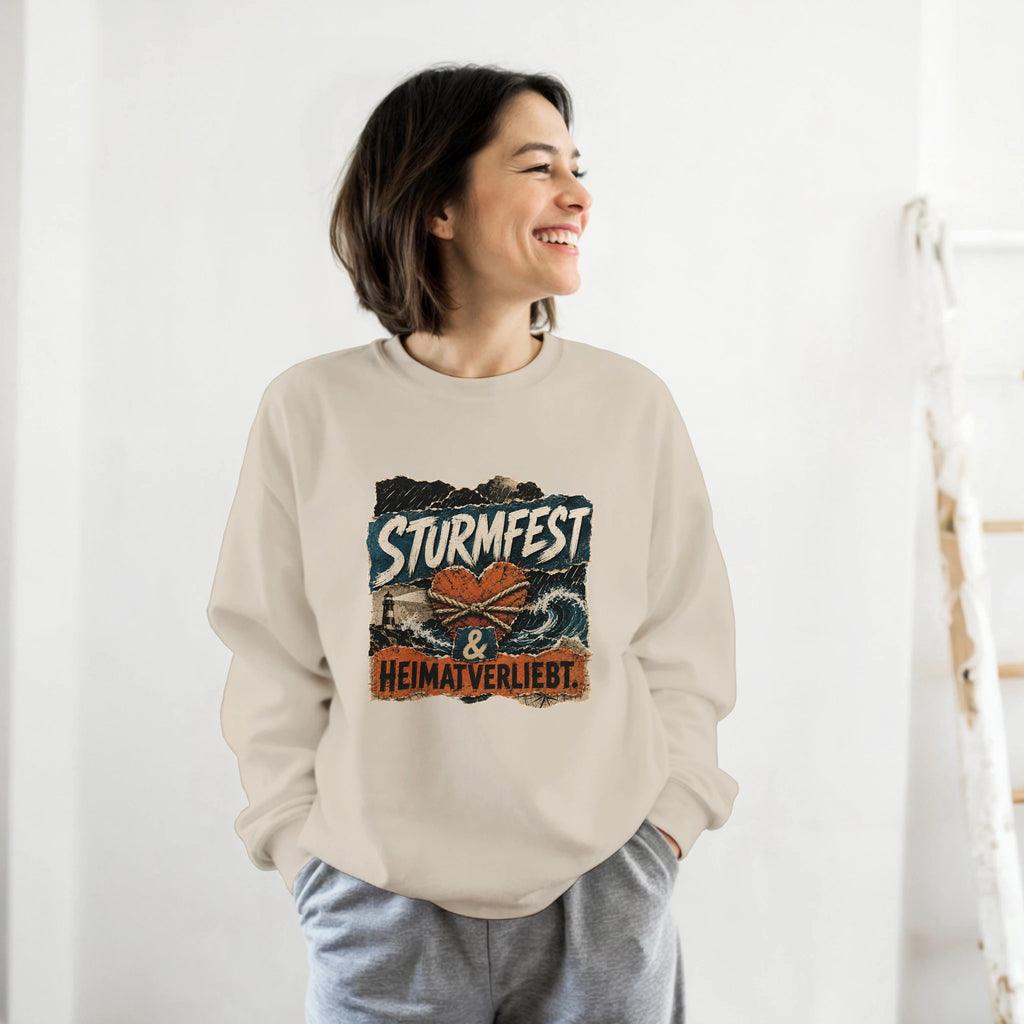 Pullover in Sand mit Motiv „Sturmfest & Heimatverliebt“