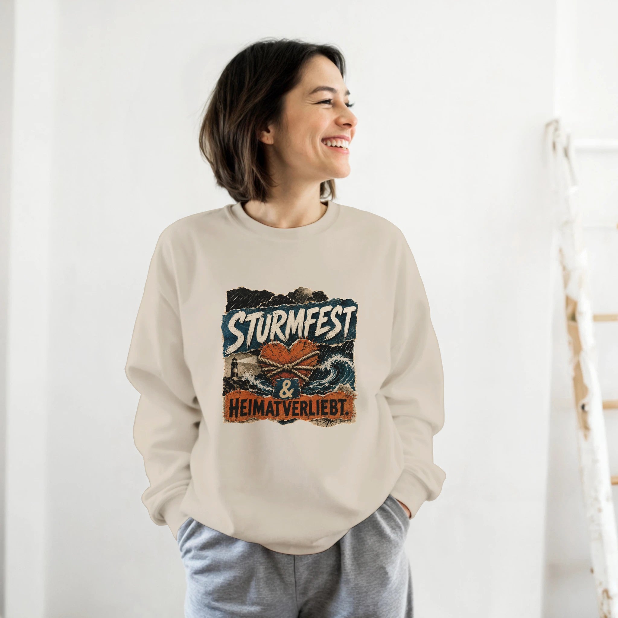 Pullover in Sand mit Motiv „Sturmfest & Heimatverliebt“