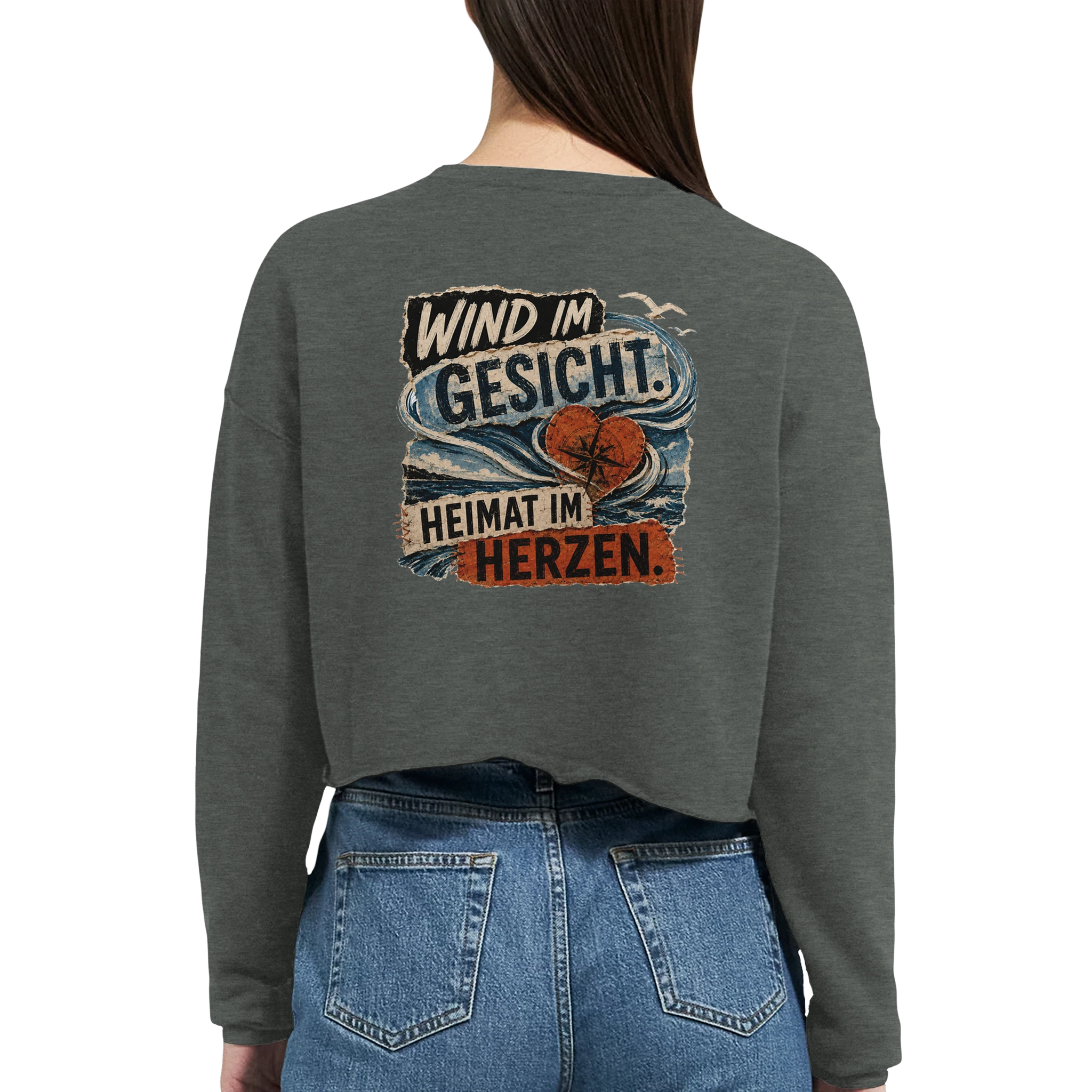 Damen-Pullover in Staubblau mit Motiv „Wind im Gesicht. Heimat im Herzen.“