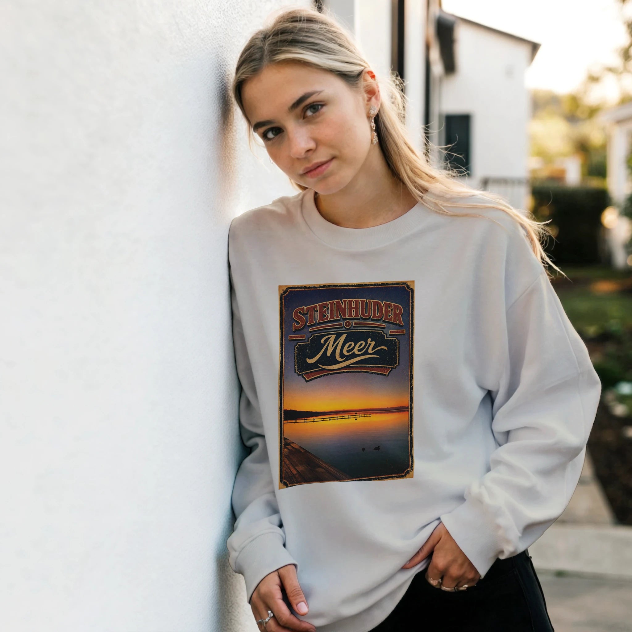 Pullover in Sand mit Motiv „Steg an der Planke“