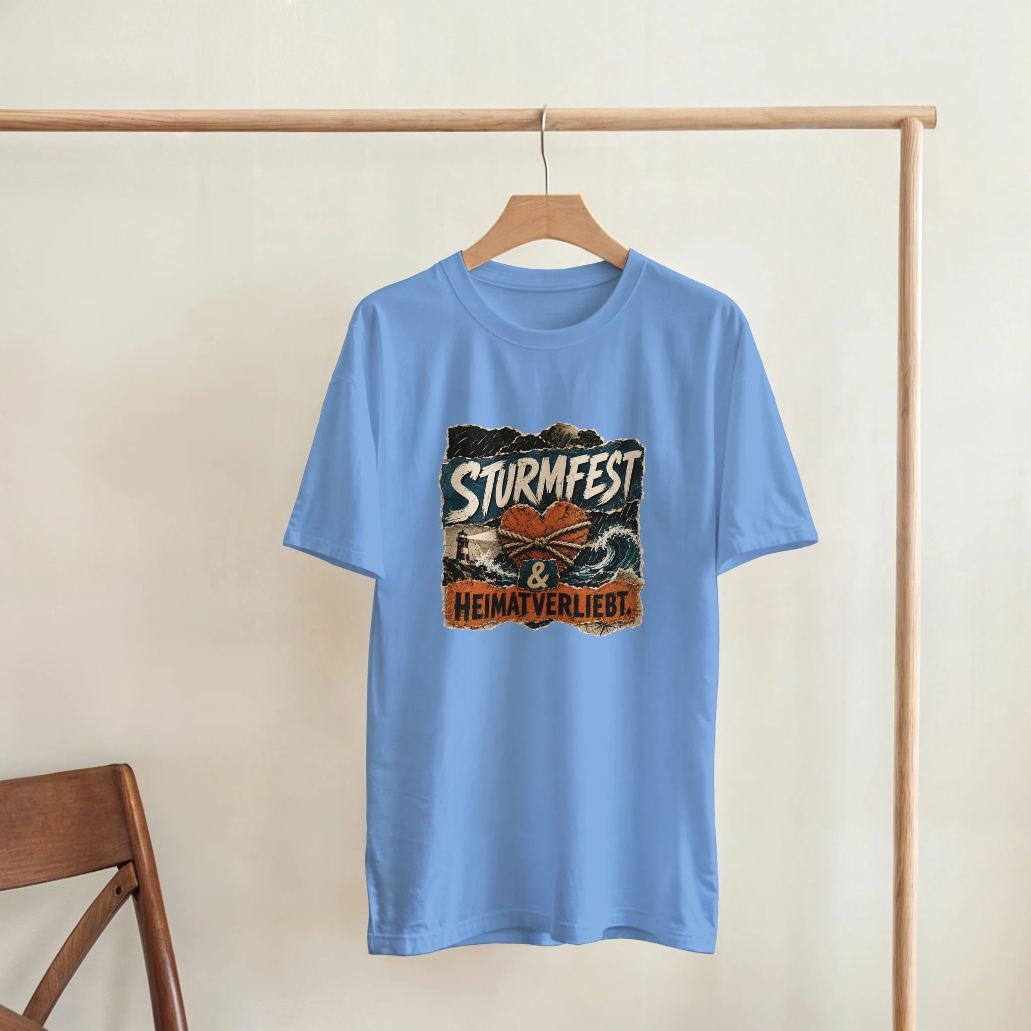 T-Shirt in Sand mit Motiv „Sturmfest & Heimatverliebt.“