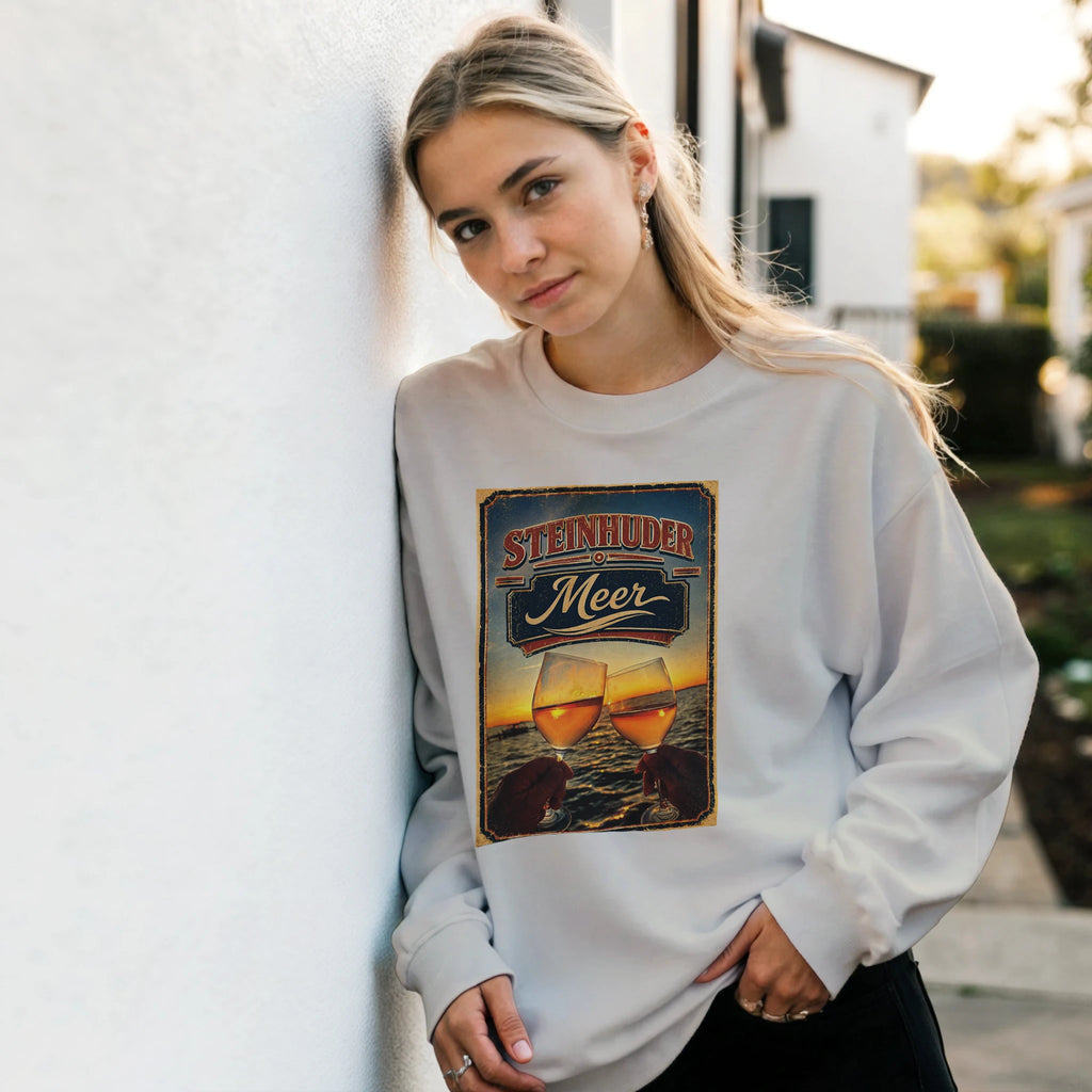 Pullover in Sand mit Motiv „Stößchen bei Sunset“