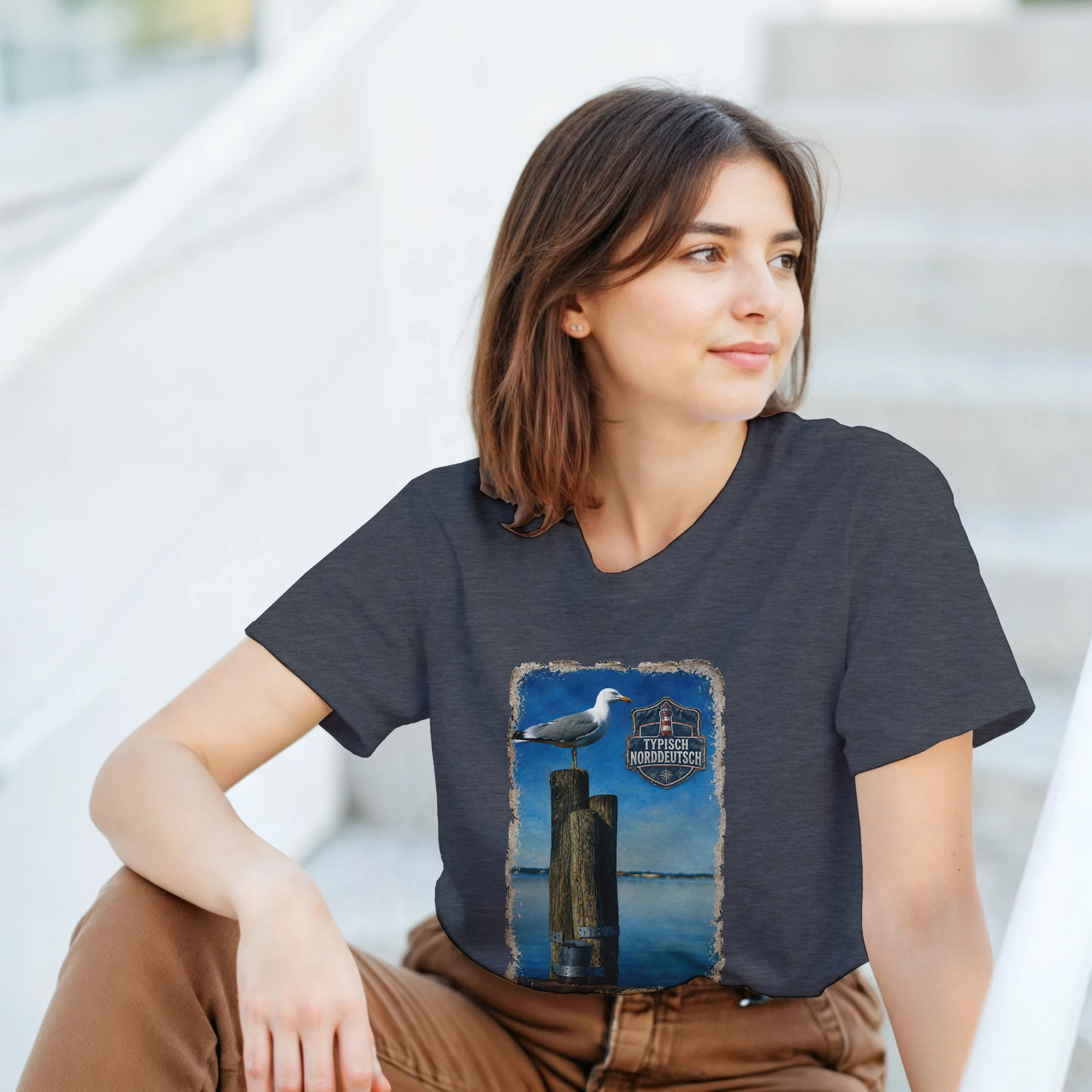 T-Shirt in Sand mit Motiv „Möwe auf Poller“