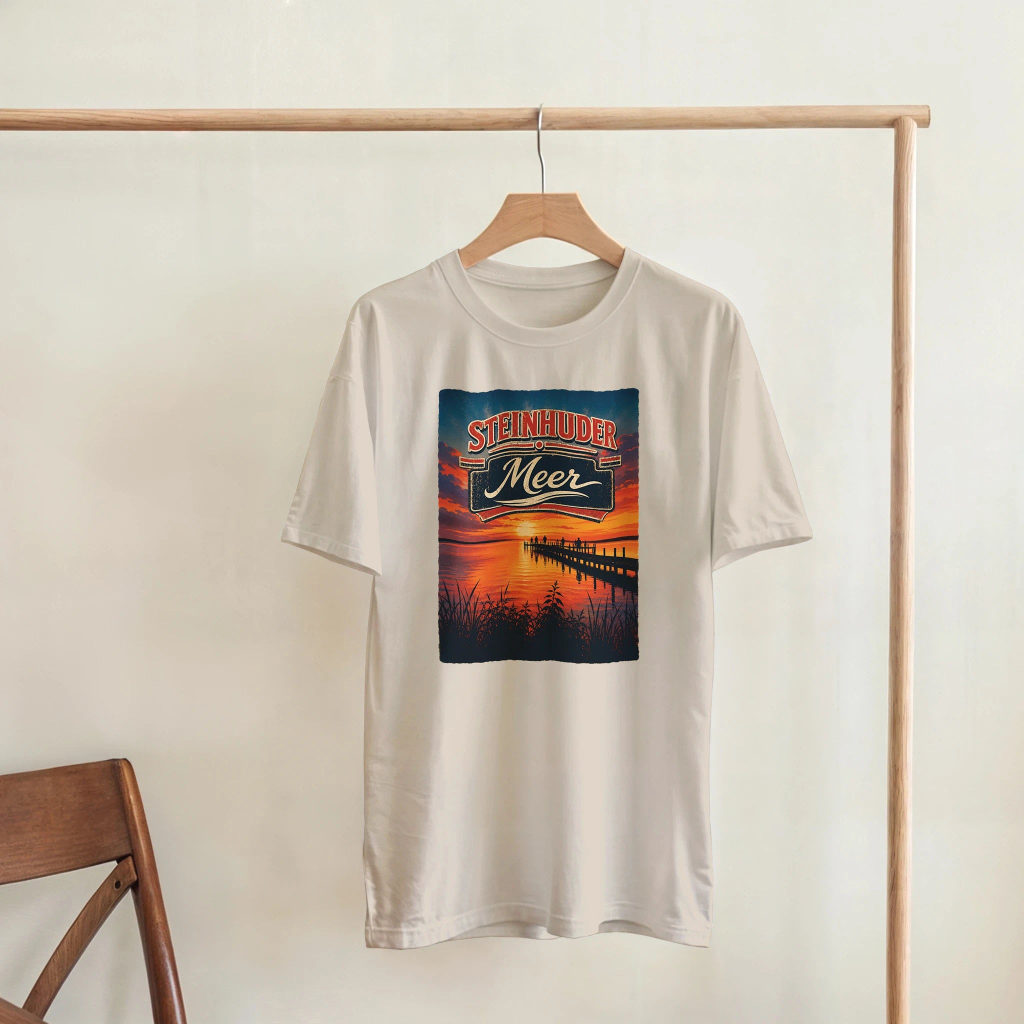 T-Shirt in Sand mit Motiv „Sunset Ratskeller Steg am Steinhuder Meer“