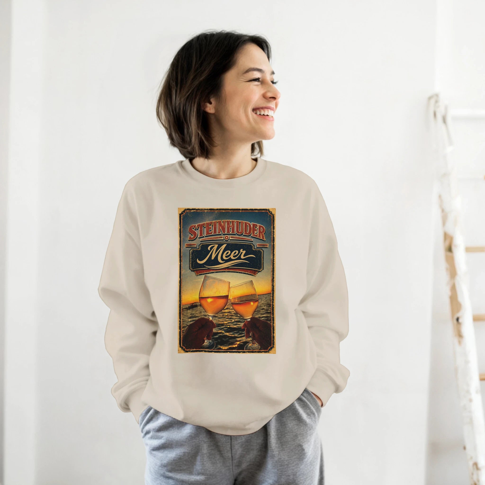 Pullover in Aschgrau mit Motiv „Stößchen bei Sunset“