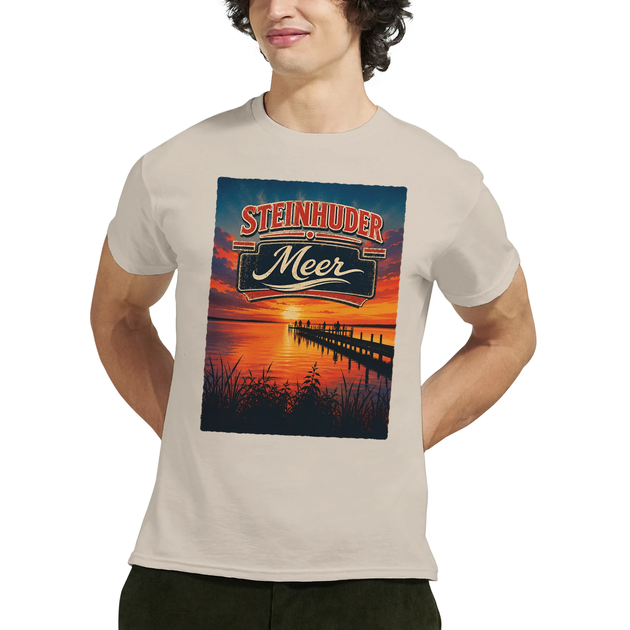 T-Shirt in Sand mit Motiv „Sunset Ratskeller Steg am Steinhuder Meer“