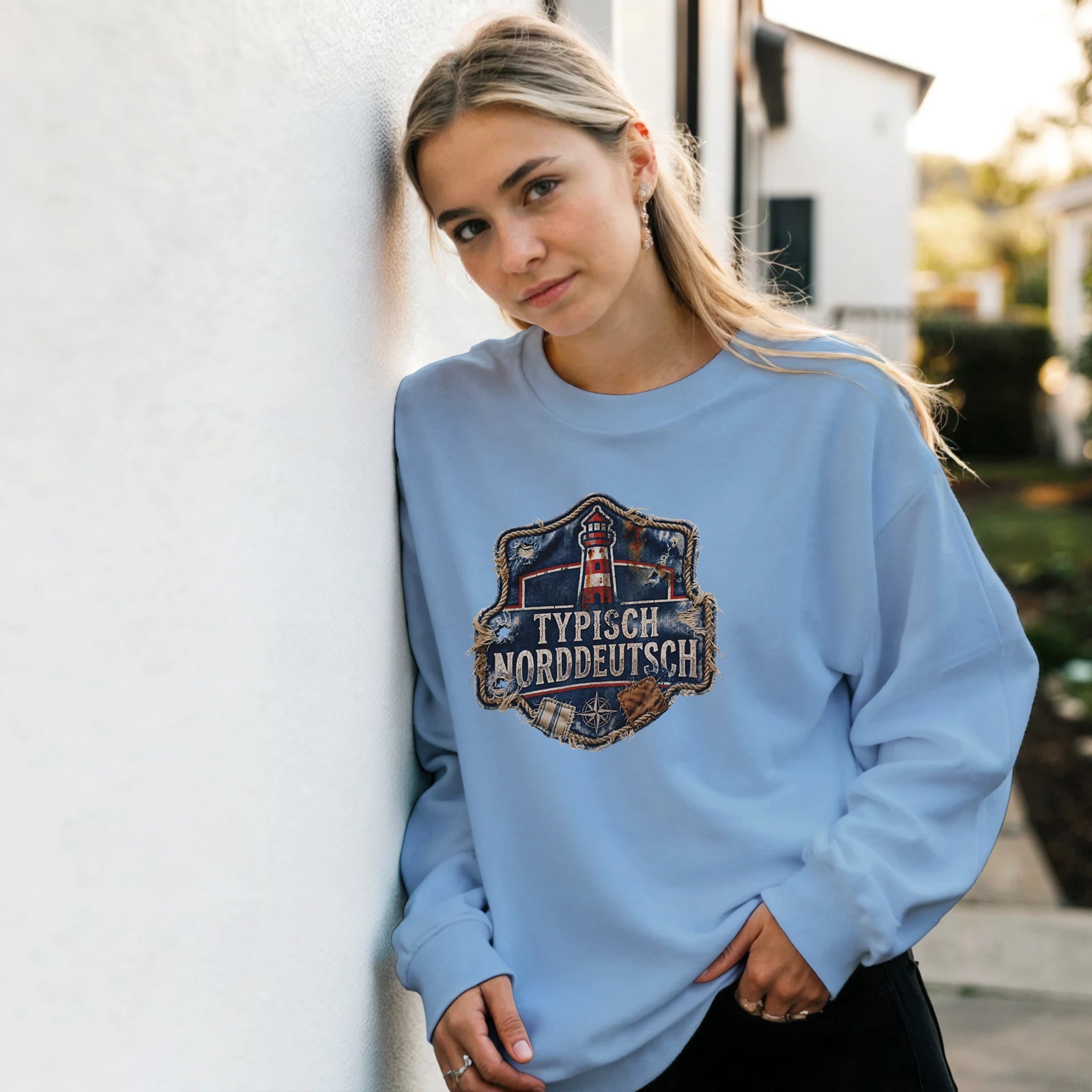 Pullover in Sand mit Motiv „Typisch Norddeutsch“
