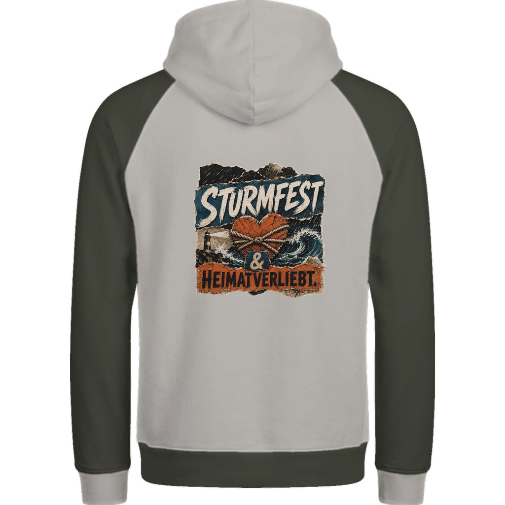 Hoodie in Ton mit Motiv „Sturmfest & Heimatverliebt“