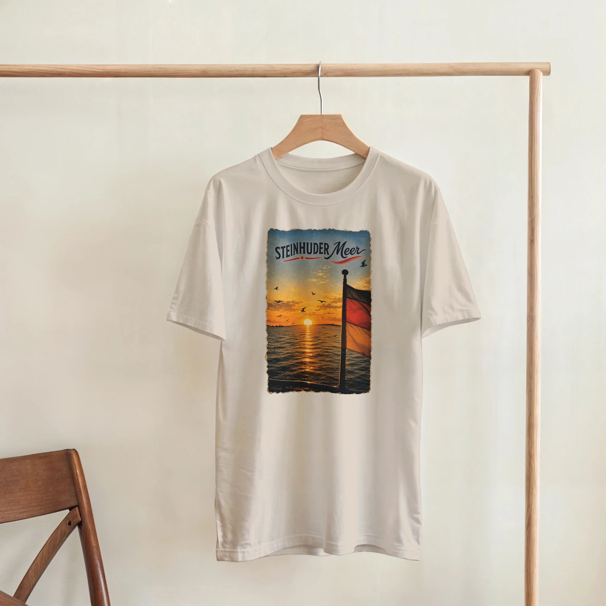 T-Shirt in Sand mit Motiv „Flagge und Sunset“