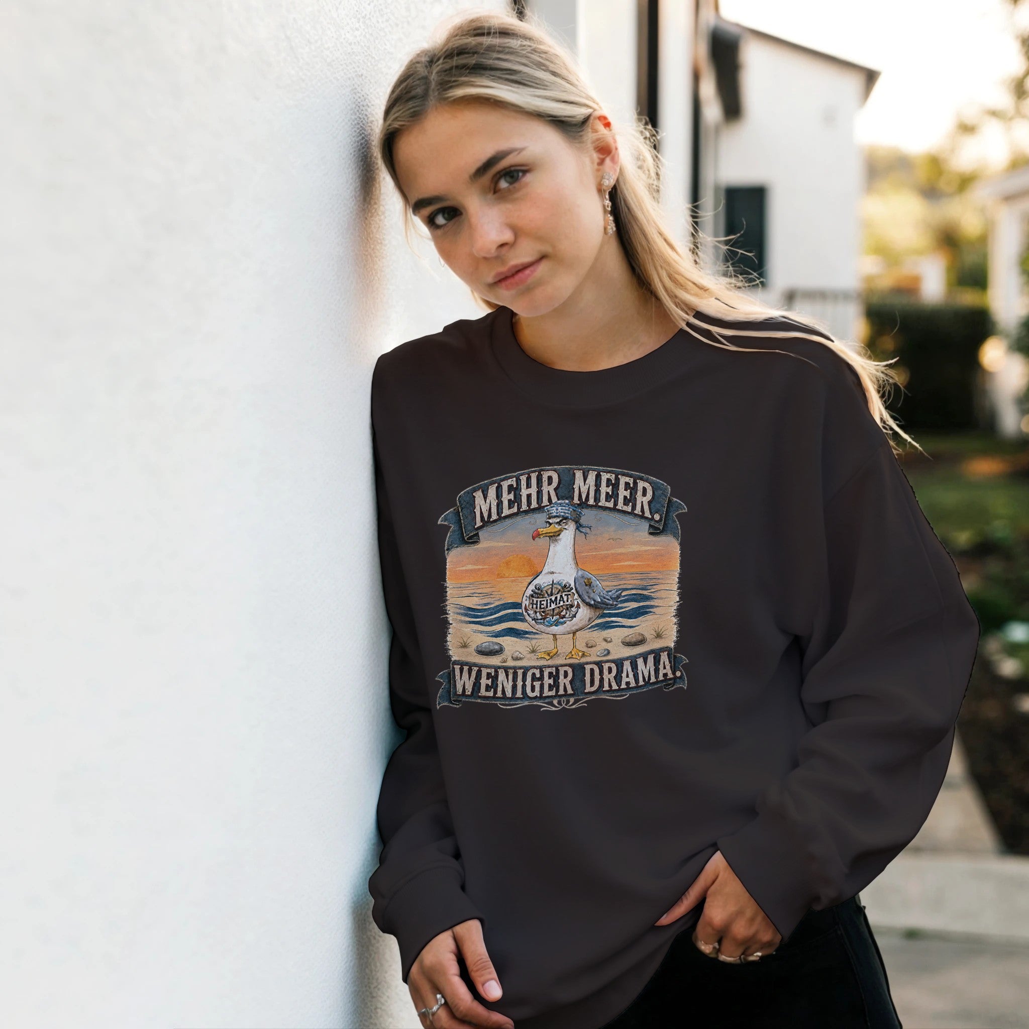 Pullover in Hellrosa mit Motiv „Mehr Meer. Weniger Drama.“
