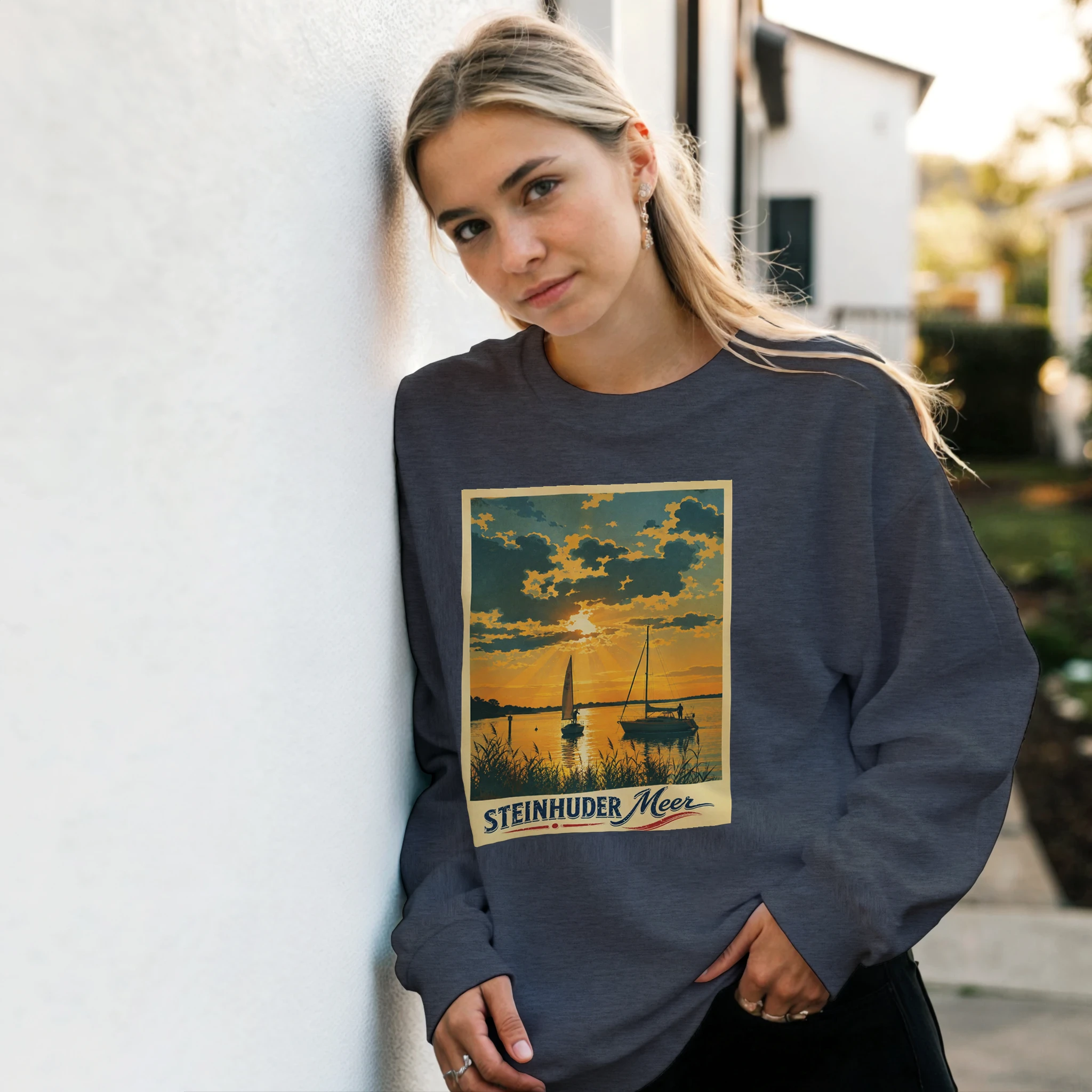Pullover in Aschgrau mit Motiv „Segler am Steinhuder Meer beim Sunset“