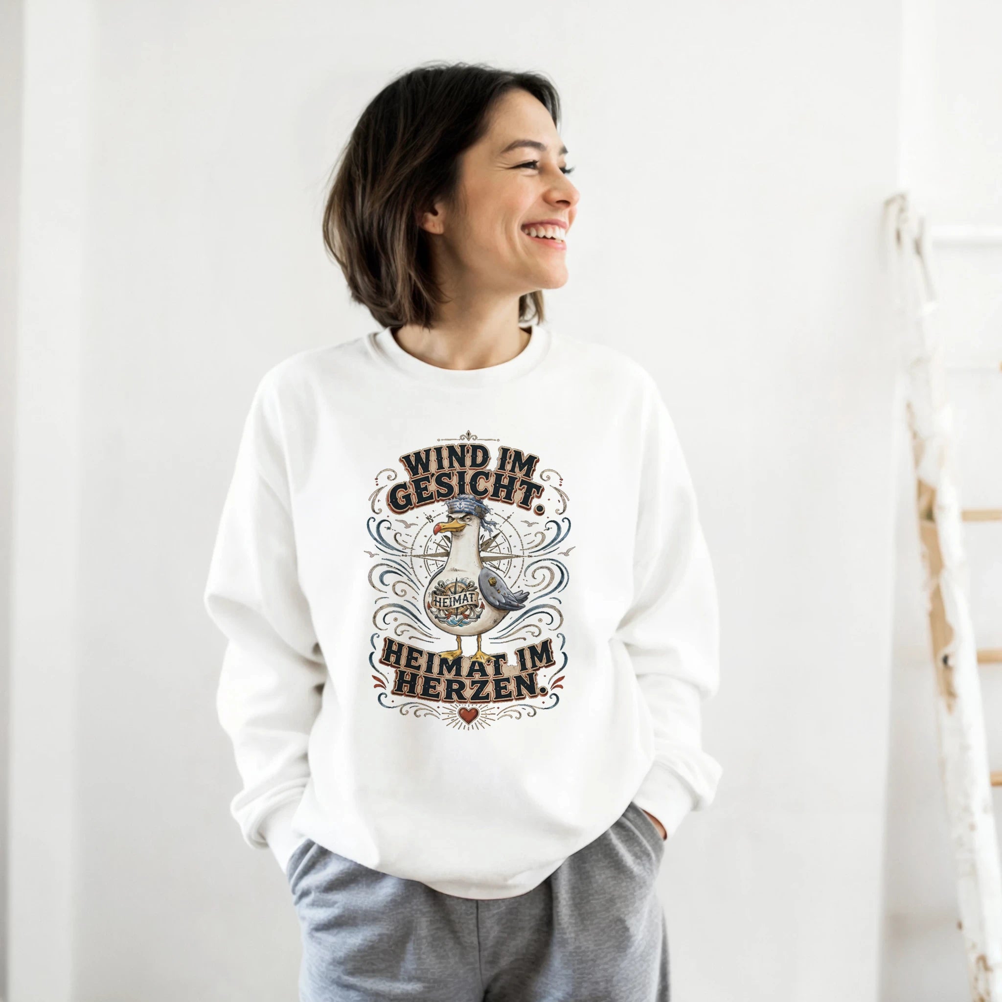 Pullover in Hellrosa mit Motiv „Wind im Gesicht. Heimat im Herzen. Möwe“