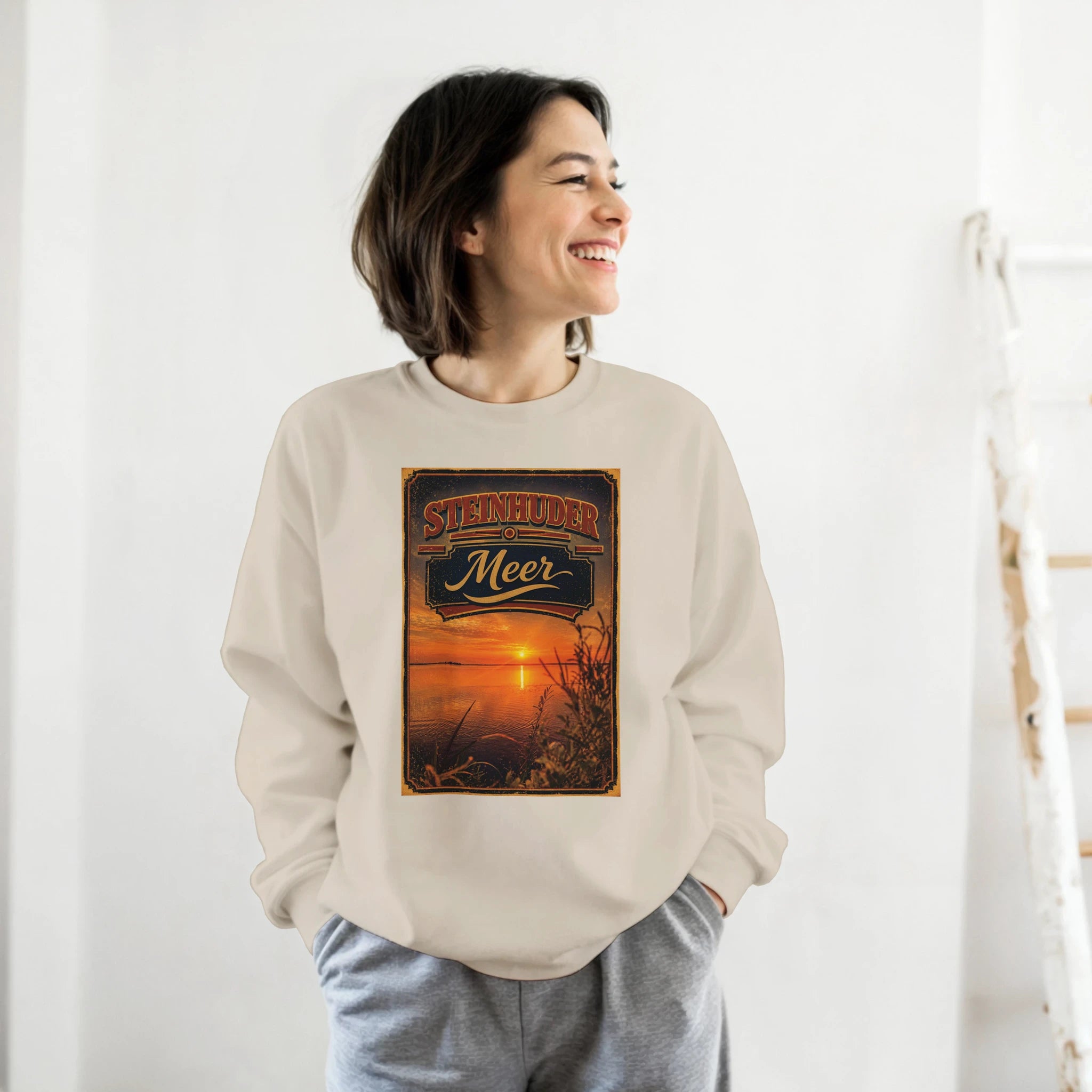 Pullover in Aschgrau mit Motiv „Sunset am Steinhuder Meer“