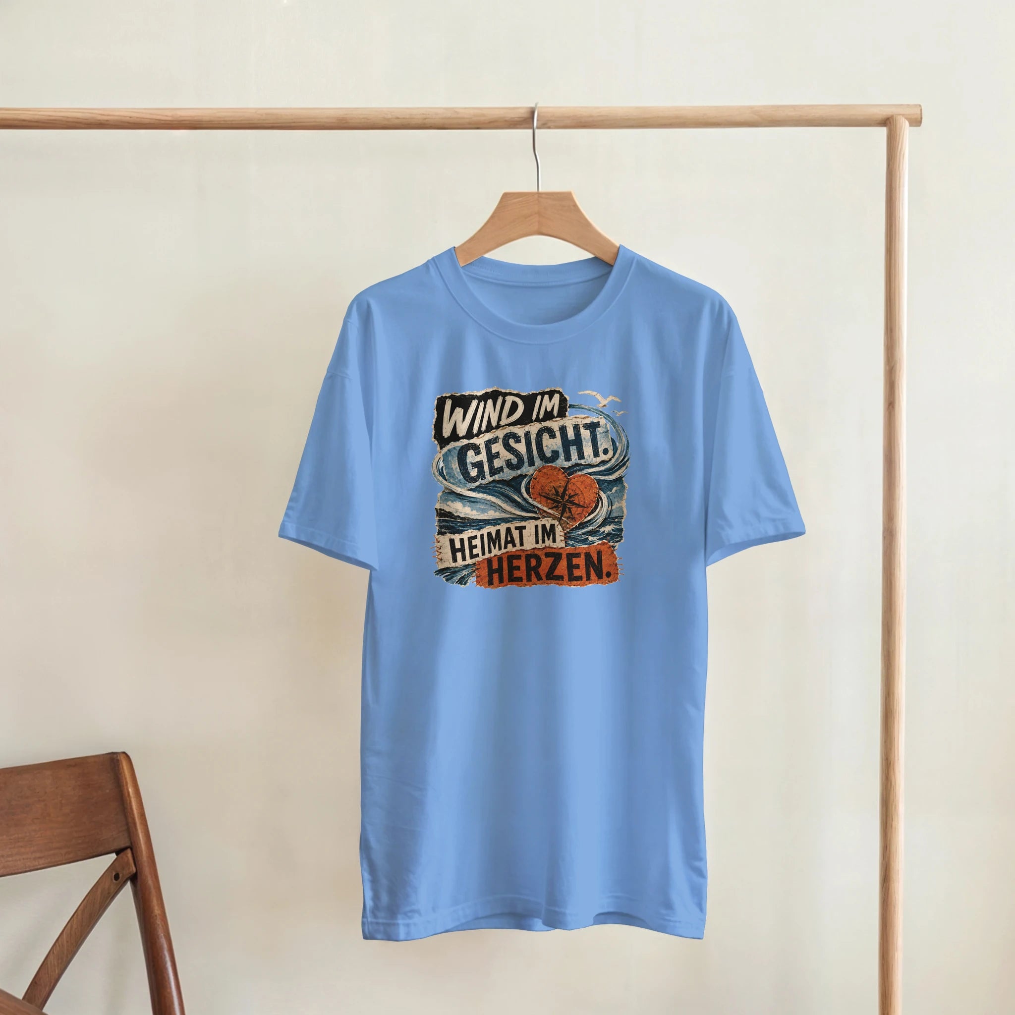 T-Shirt in Sand mit Motiv „Wind im Gesicht. Heimat im Herzen.“
