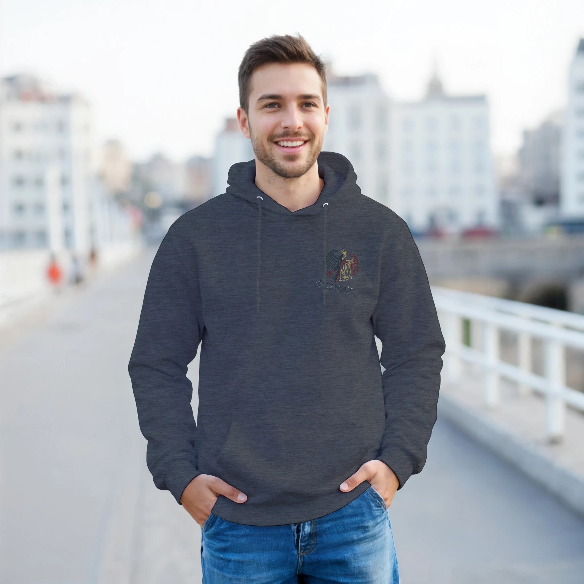Hoodie in Aschgrau mit Motiv „Flagge und Sunset“