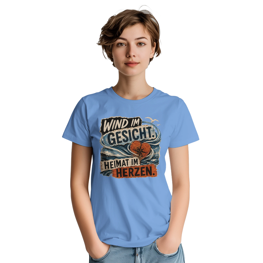 T-Shirt in Sand mit Motiv „Wind im Gesicht. Heimat im Herzen.“