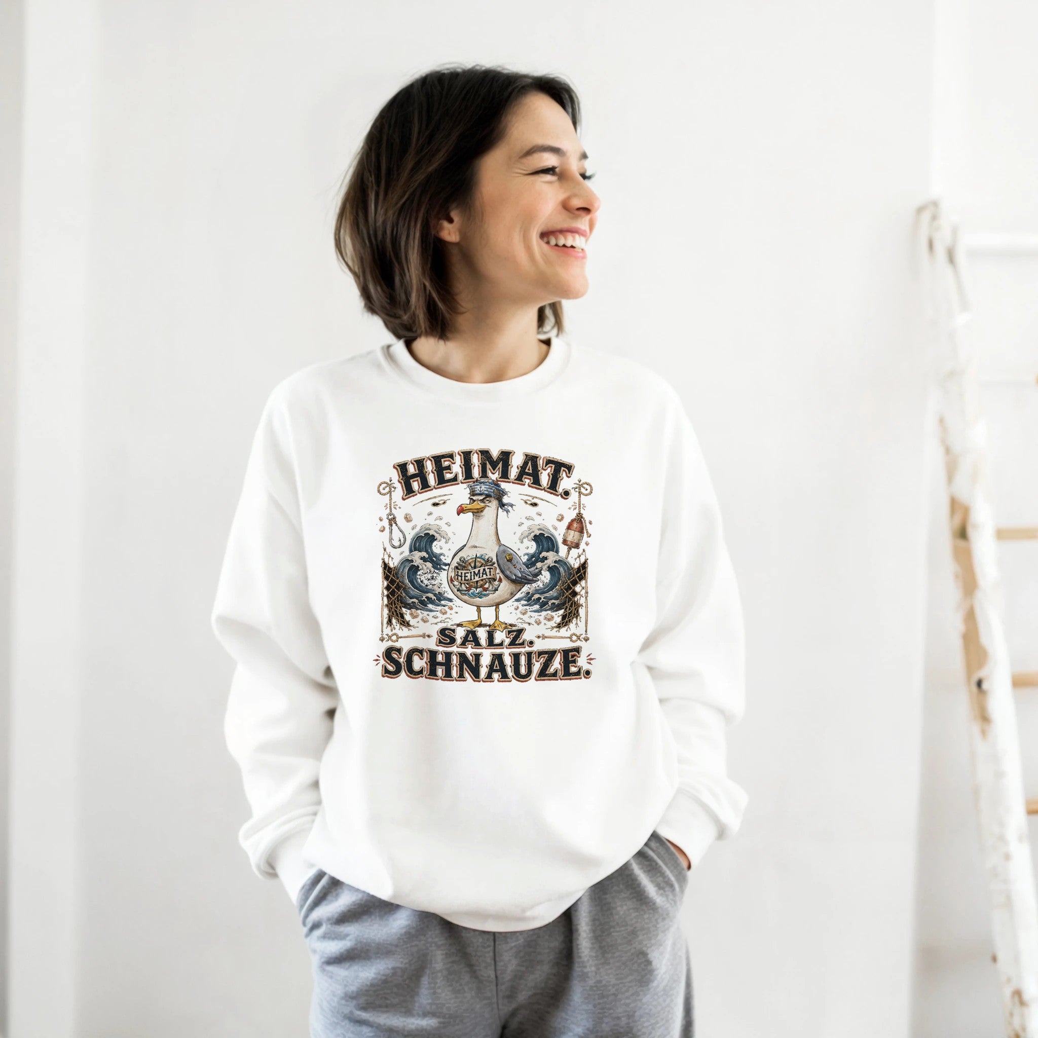 Pullover in Sand mit Motiv „Heimat Salz Schnauze“