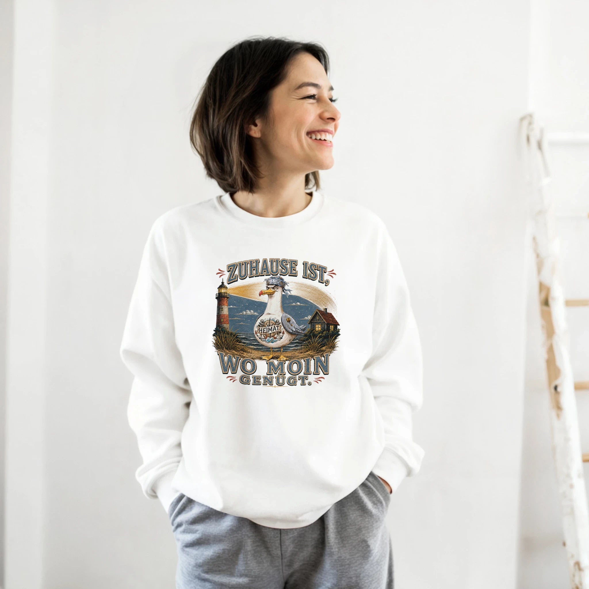 Pullover in Sand mit Motiv „Zuhause ist, wo Moin genügt. Möwe“