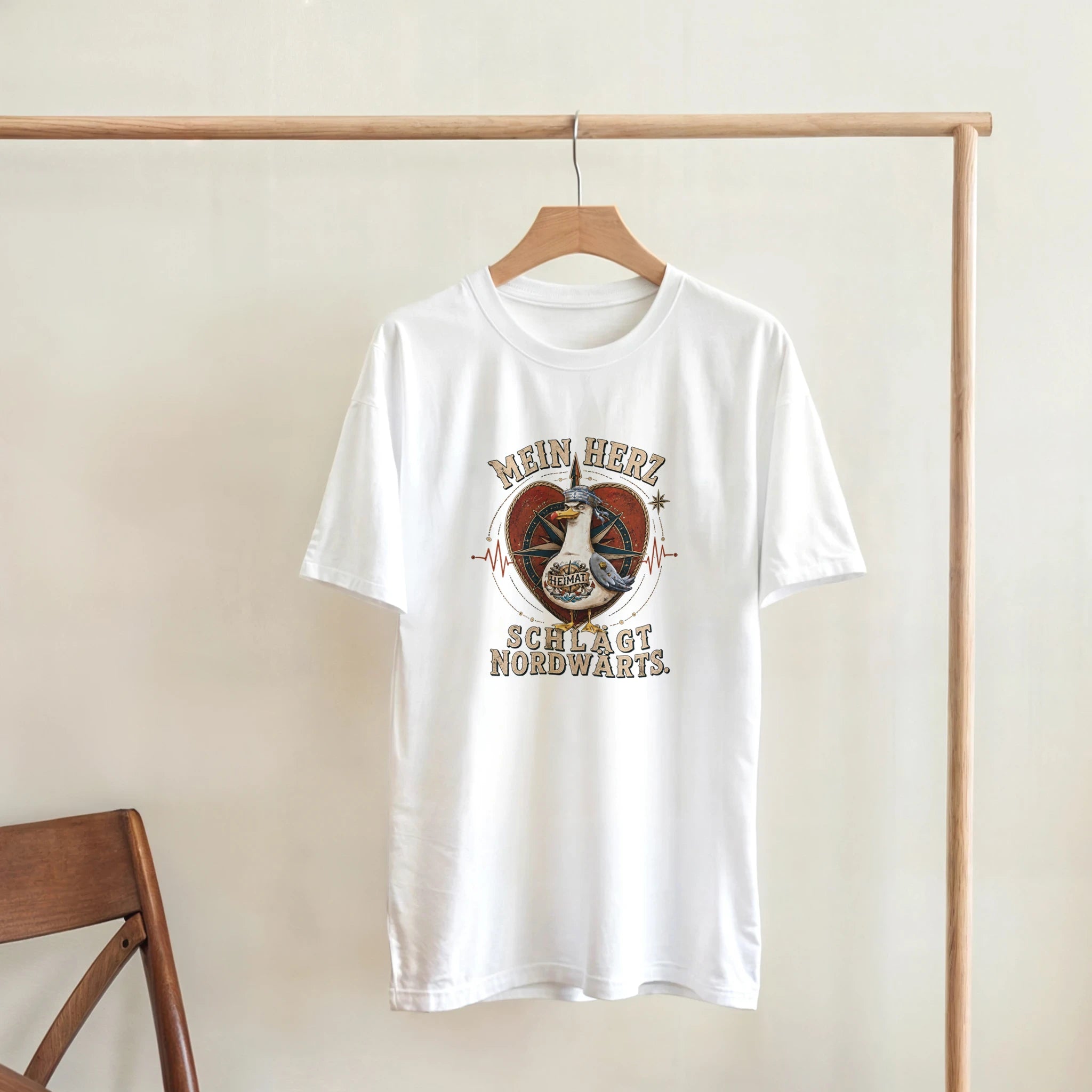 T-Shirt in Natur mit Motiv „Mein Herz schlägt NORDWÄRTS. Möwe“
