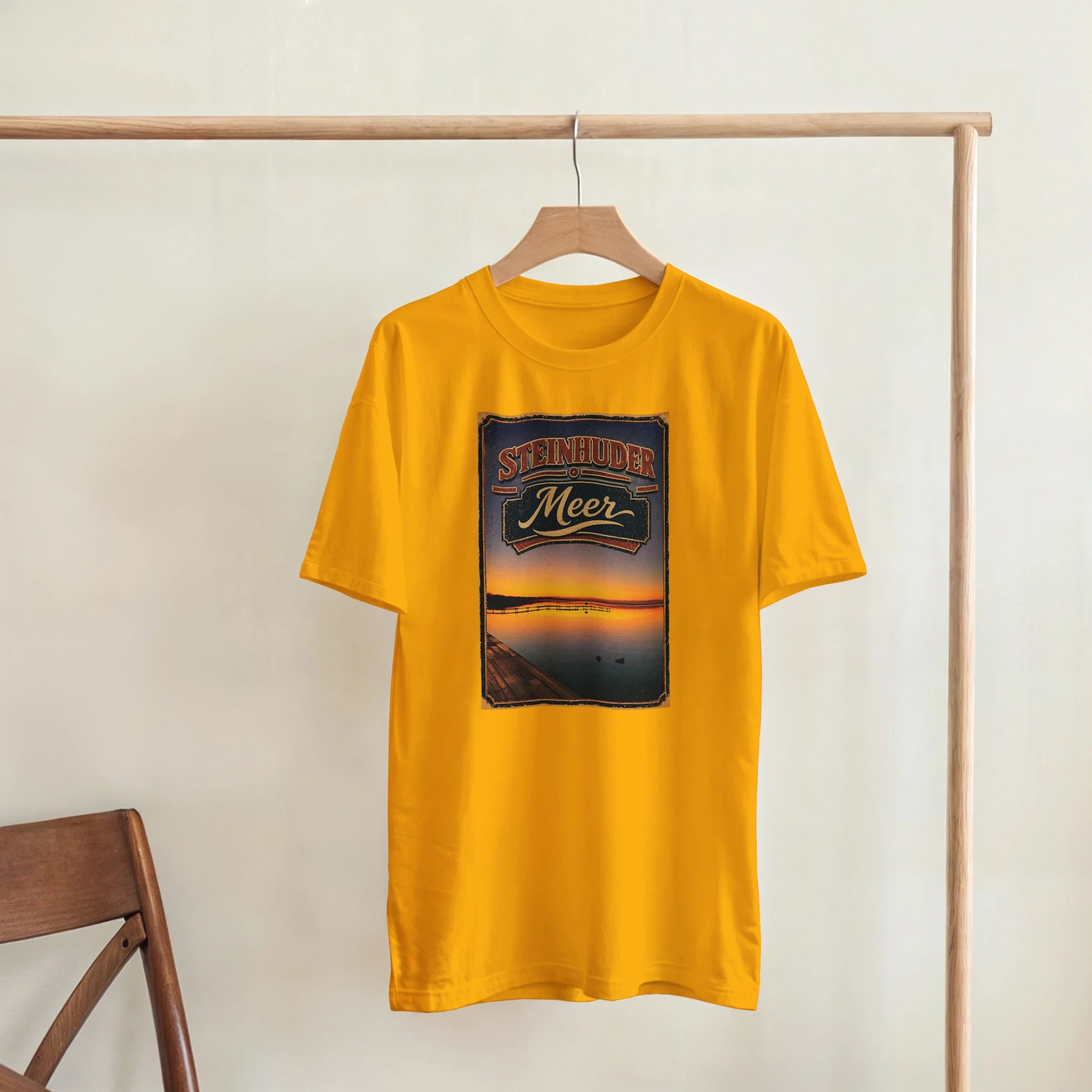 T-Shirt in Natur mit Motiv „Steg an der Planke“