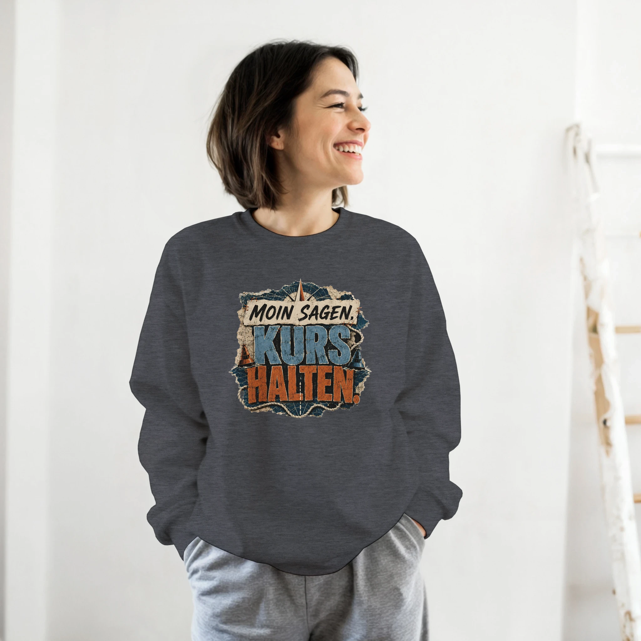Pullover in Sand mit Motiv „Moin sagen. Kurs halten.“