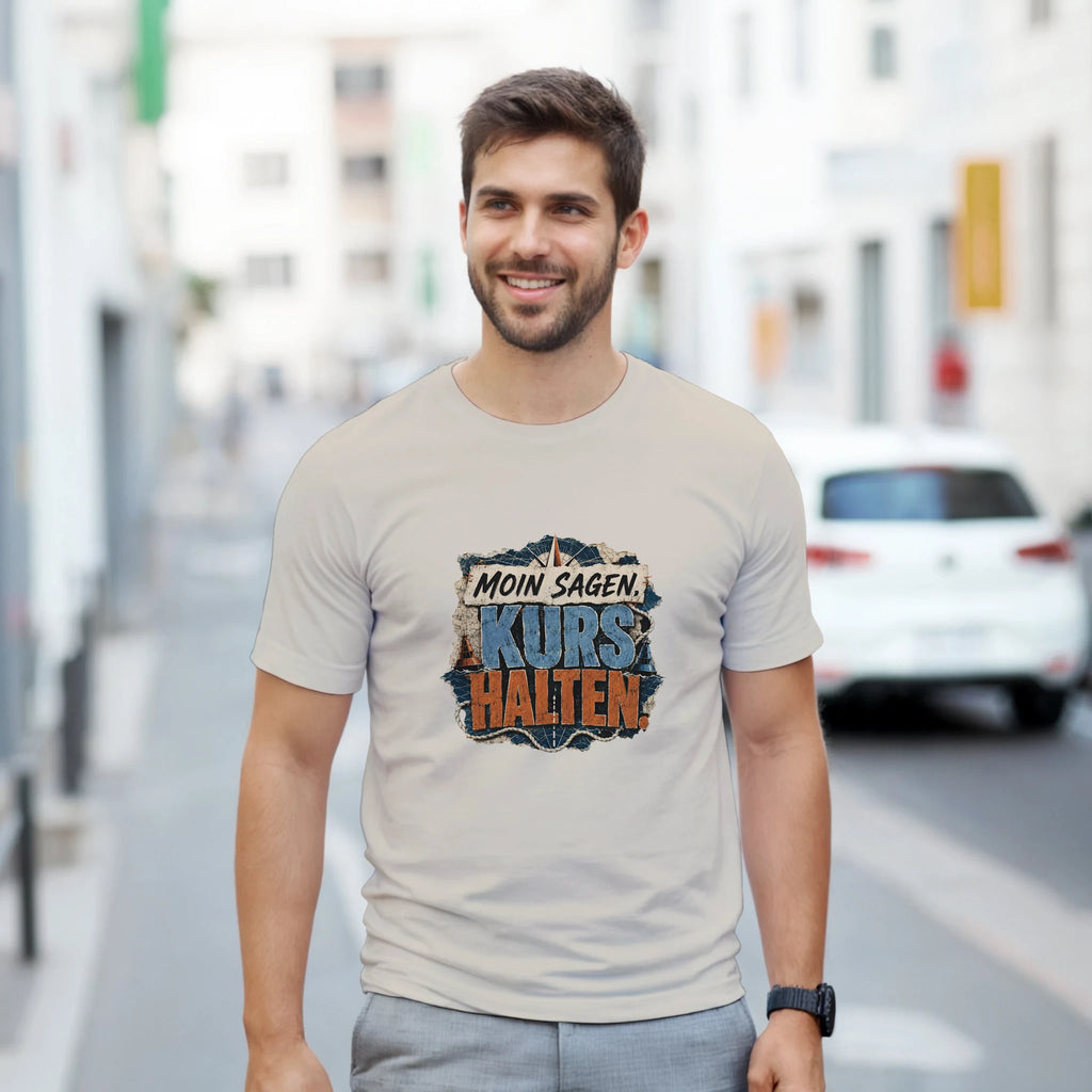 T-Shirt in Natur mit Motiv „Moin sagen. Kurs halten.“