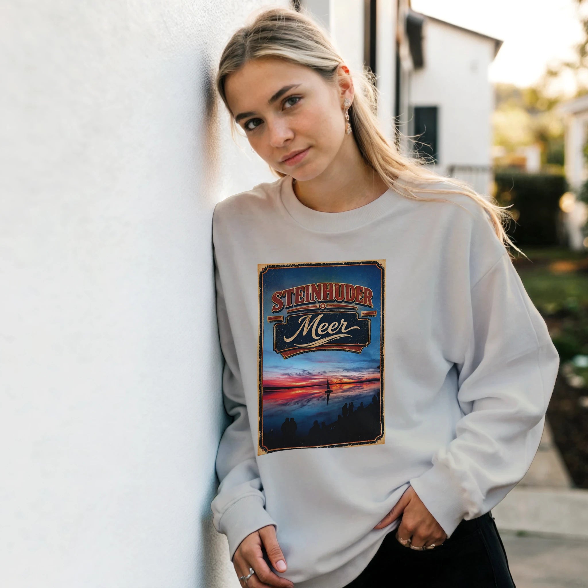 Pullover in Sand mit Motiv „Sunset und Segler am Wilhelmstein – Steinhuder Meer“