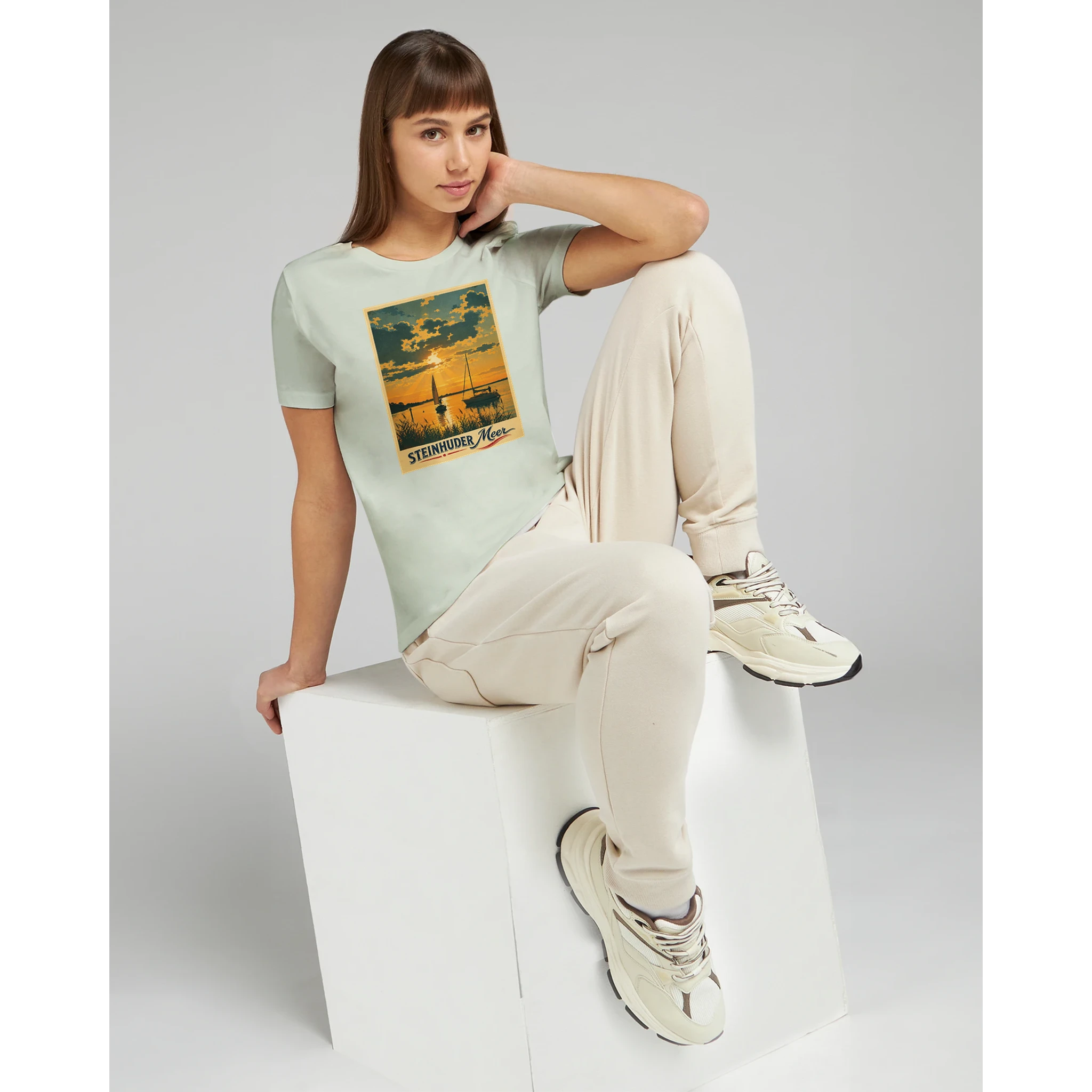 Damen-T-Shirt in Zitronengelb mit Motiv „Segler am Steinhuder Meer beim Sunset“