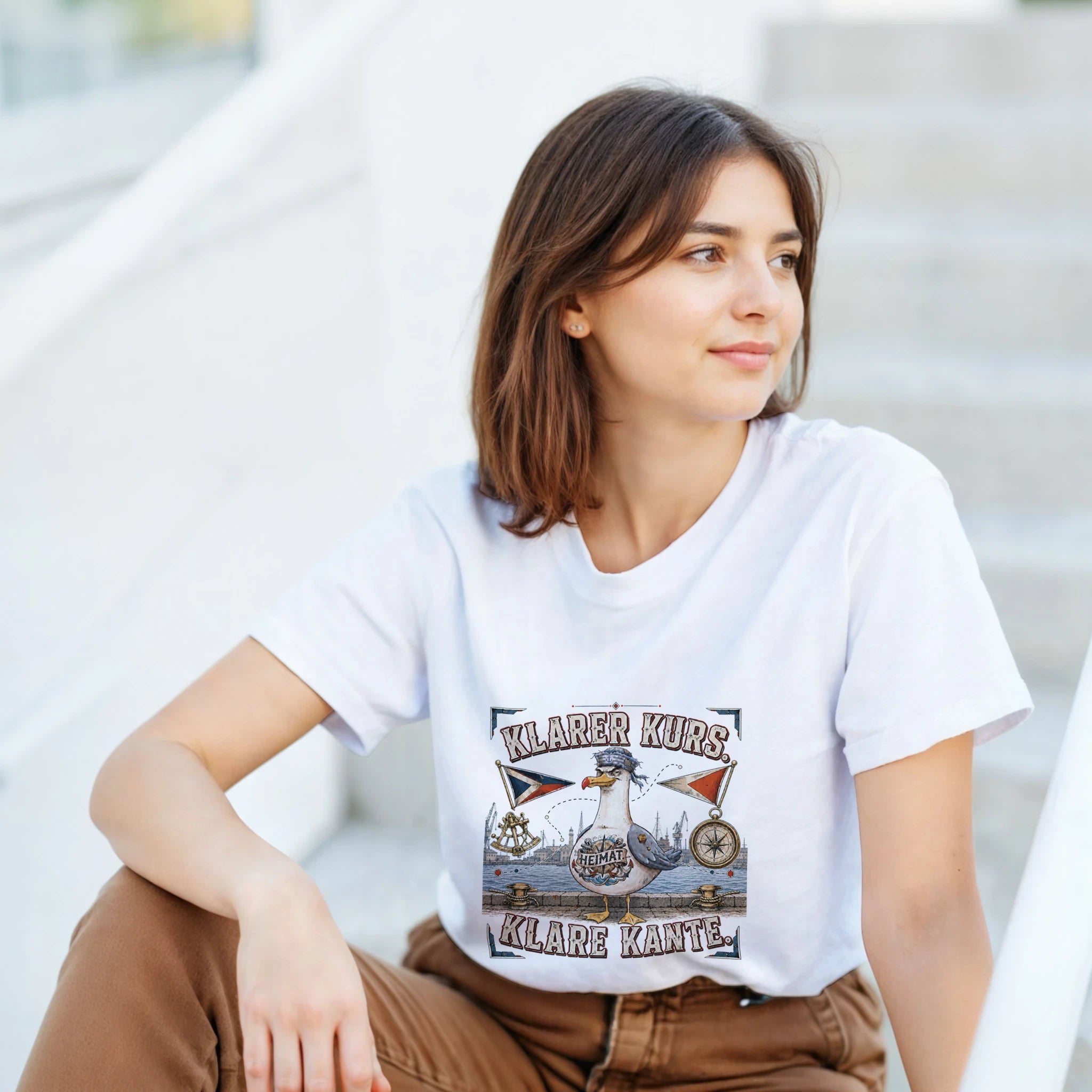 T-Shirt in Natur mit Motiv „Klarer Kurs. Klare Kante. Möwe“